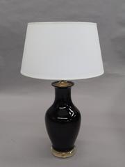 Coppia di lampade da tavolo francesi della metà del secolo scorso in vetro opalino nero e lucite