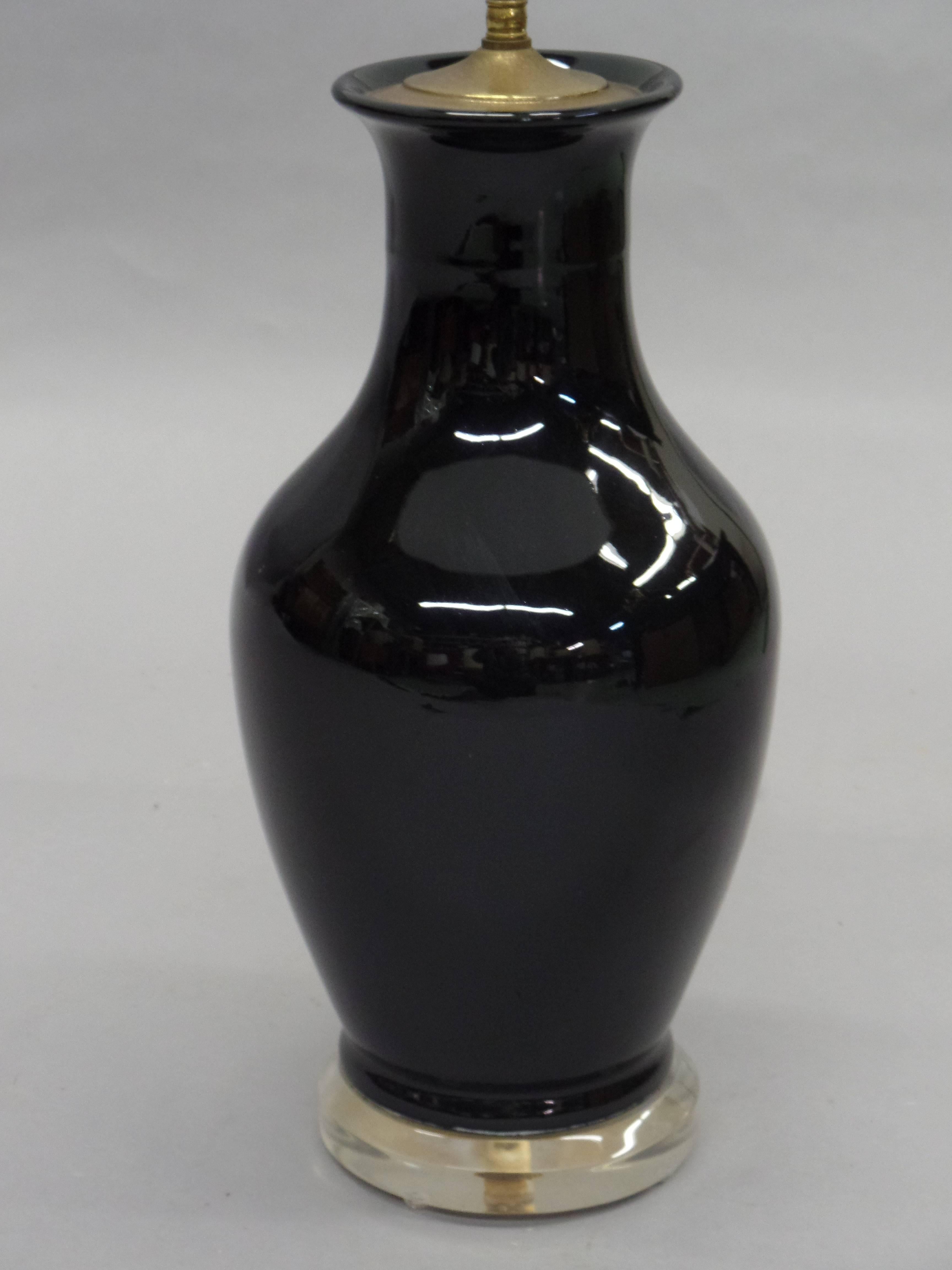 Mid-Century Modern Paire de lampes de bureau françaises modernes du milieu du siècle dernier en verre opalin noir et lucite en vente