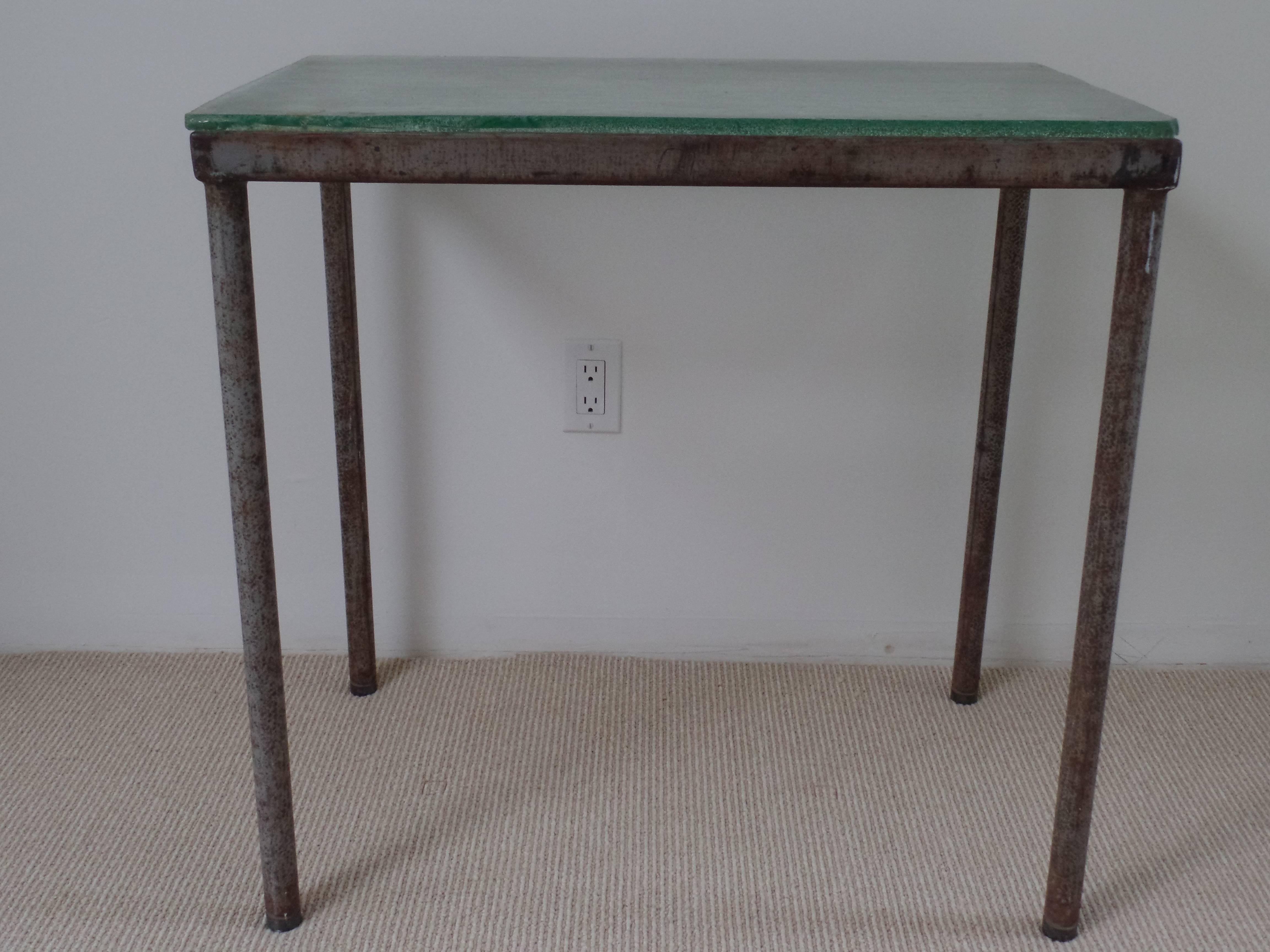Wichtiger modernistischer Prototyp eines Schreibtischs & Stuhl von U.A.M.:: der Le Corbusier zugeschrieben wird (Stahl) im Angebot