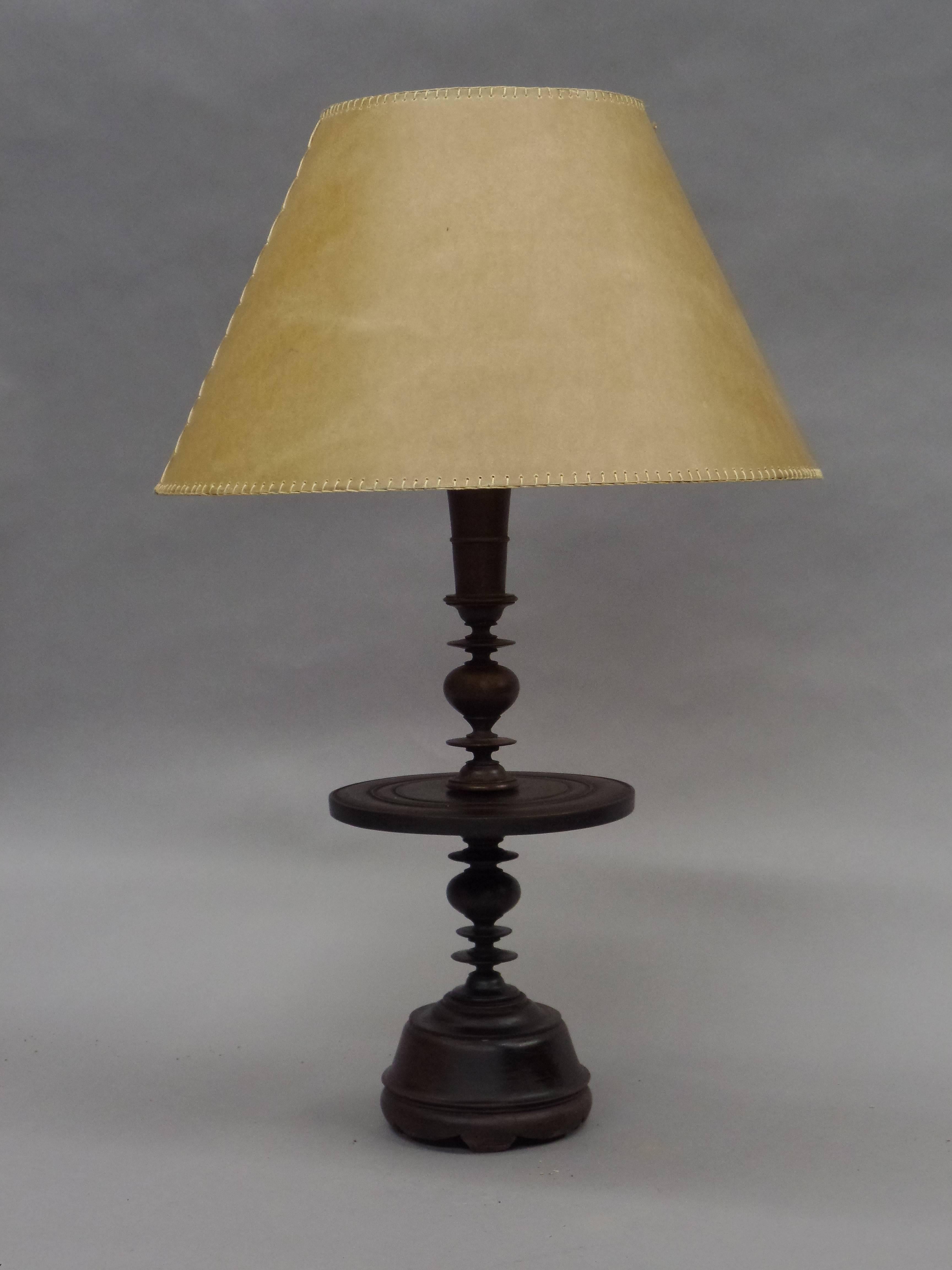 Une paire rare et élégante de bases de lampe de table ou de candélabres en bois de teck sculpté et tourné de style colonial français. 

Les lampes sont vendues comme des bases en bois avec une hauteur de 19,5 x D 8