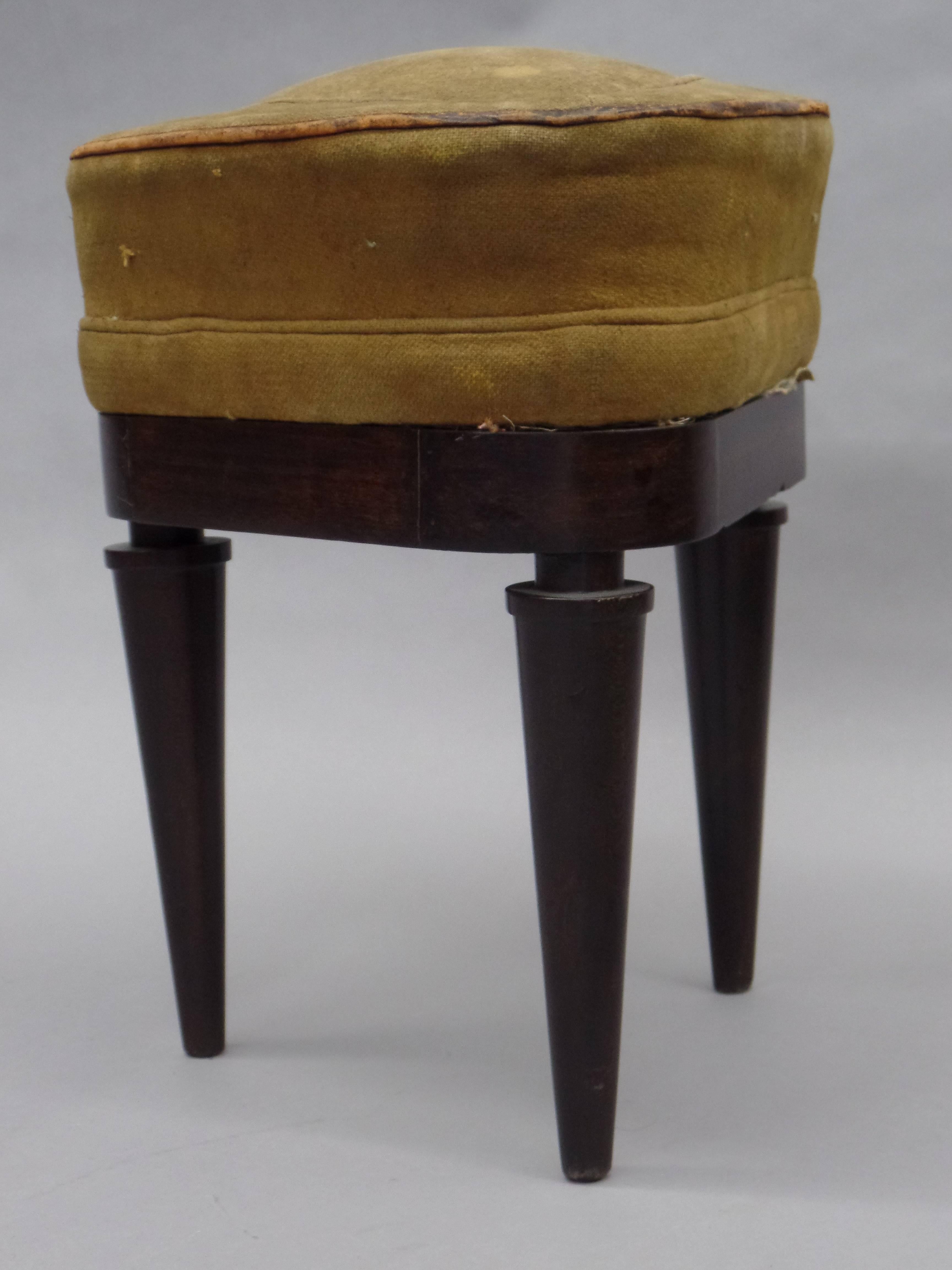 Néoclassique Tabourets à trois coins en acajou et daim de style néoclassique moderne français, Andre Arbus en vente
