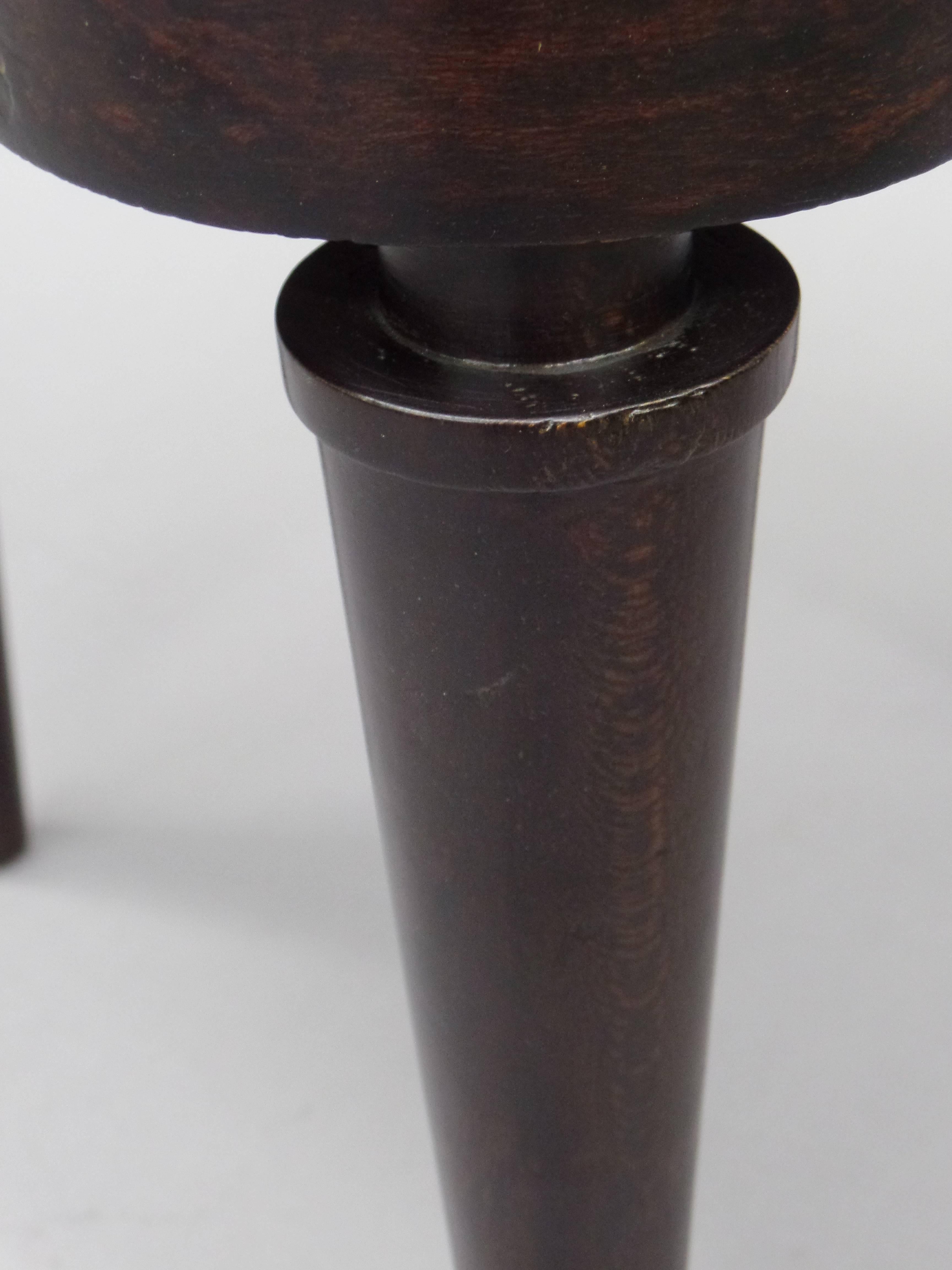 Tabourets à trois coins en acajou et daim de style néoclassique moderne français, Andre Arbus en vente 1