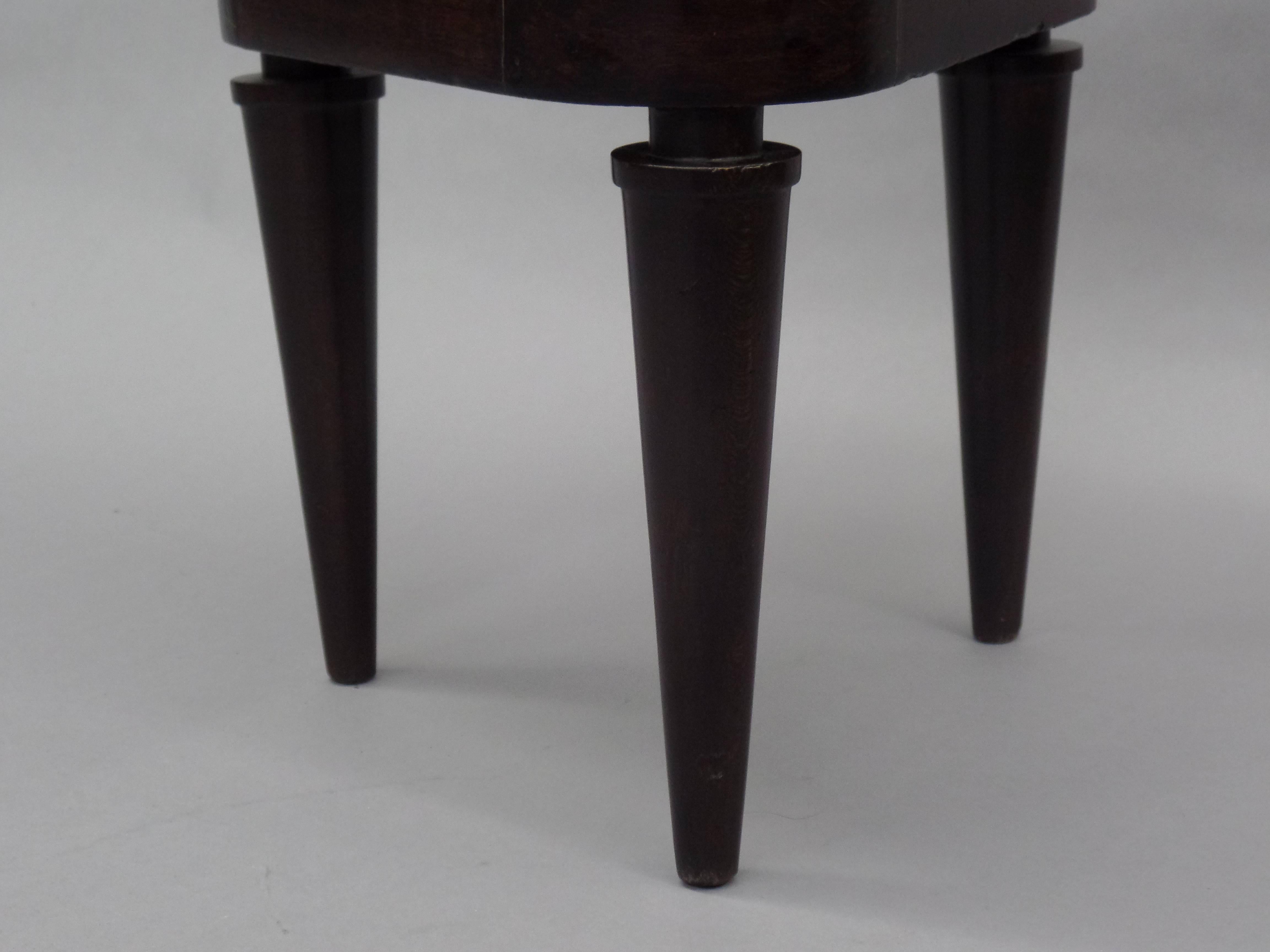 Acajou Tabourets à trois coins en acajou et daim de style néoclassique moderne français, Andre Arbus en vente