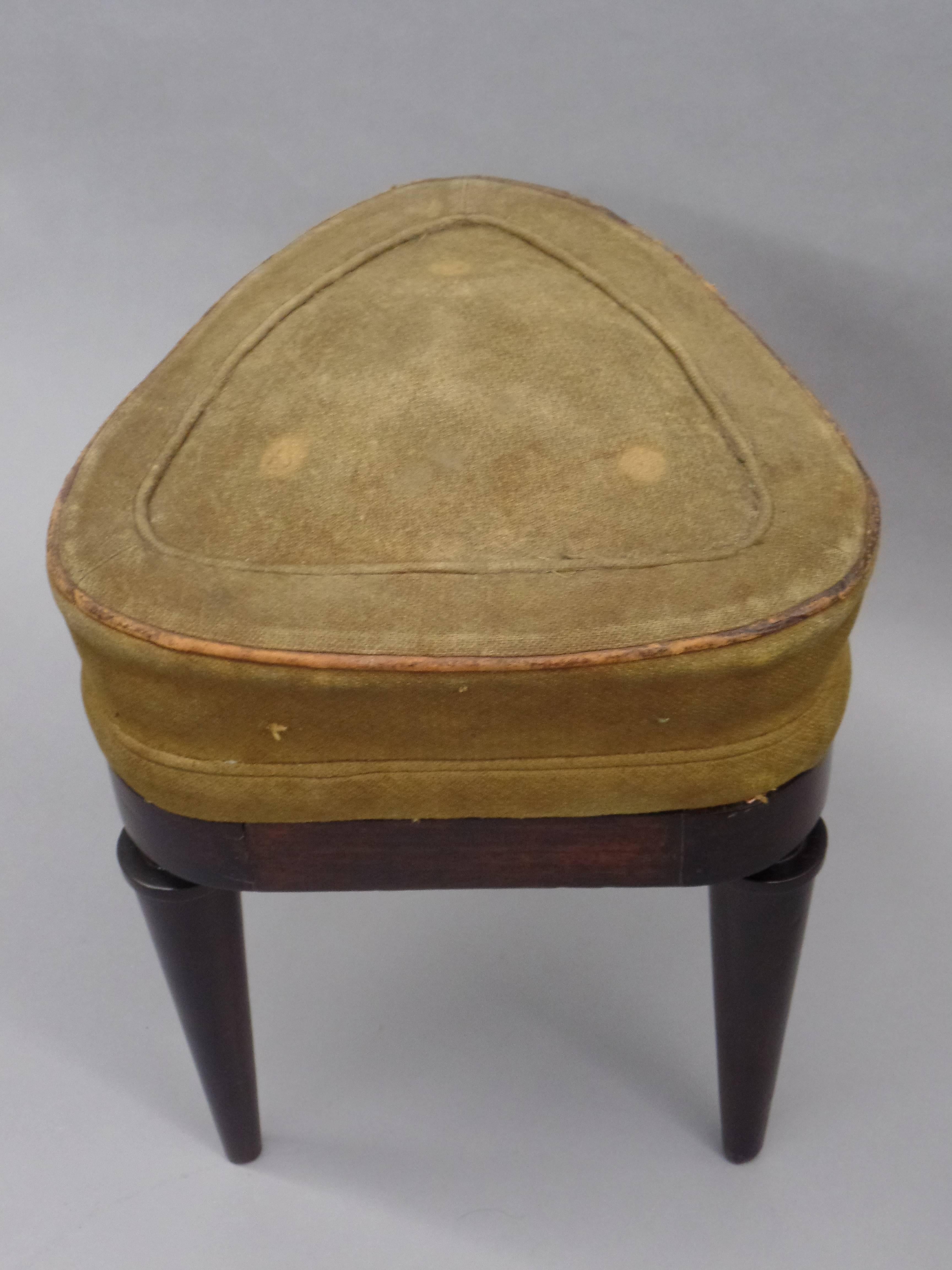 Tabourets à trois coins en acajou et daim de style néoclassique moderne français, Andre Arbus Bon état - En vente à New York, NY
