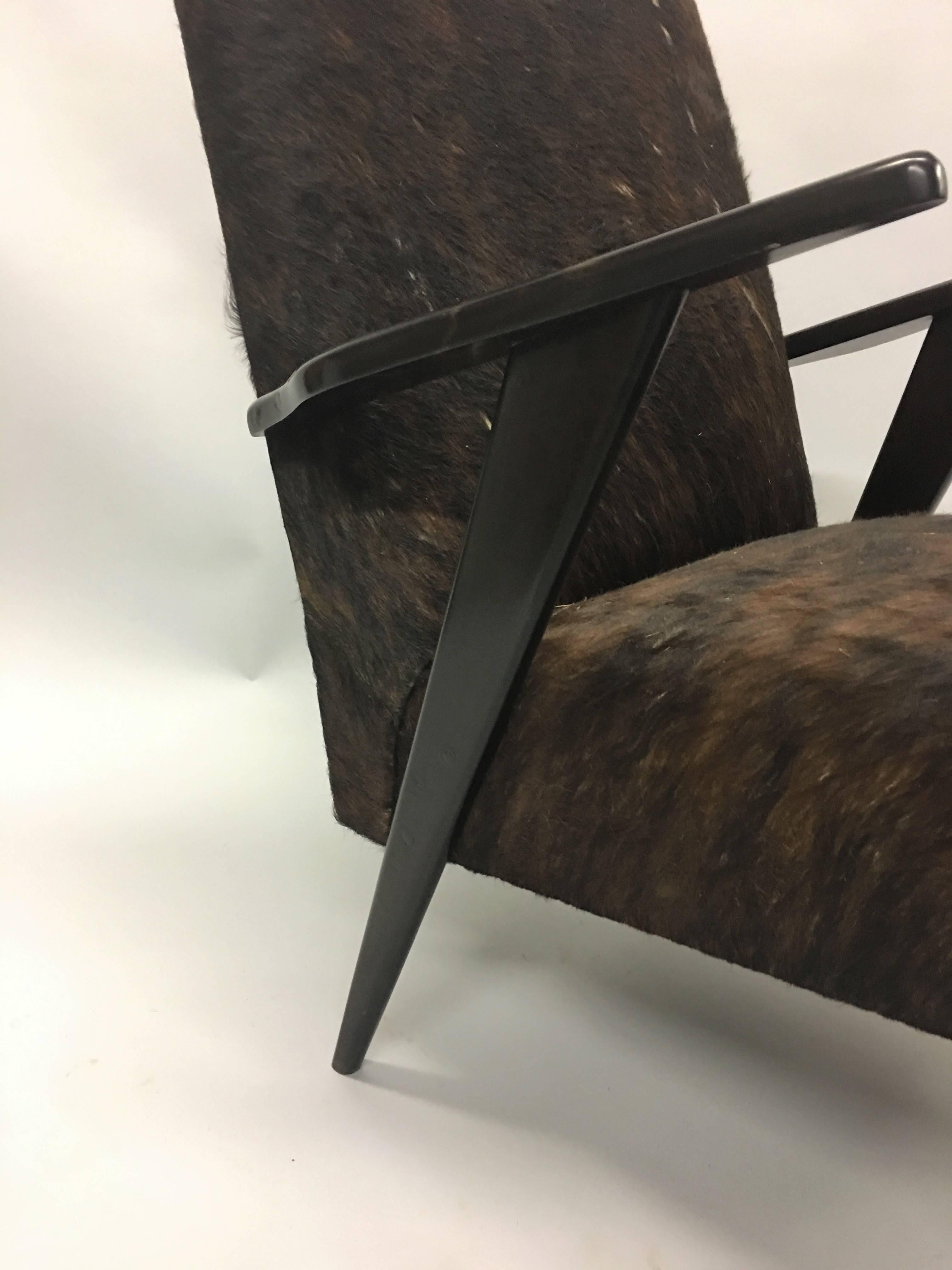 Cuir de vache Paire de fauteuils de salon italiens modernes du milieu du siècle dernier attribués à Ico Parisi en vente