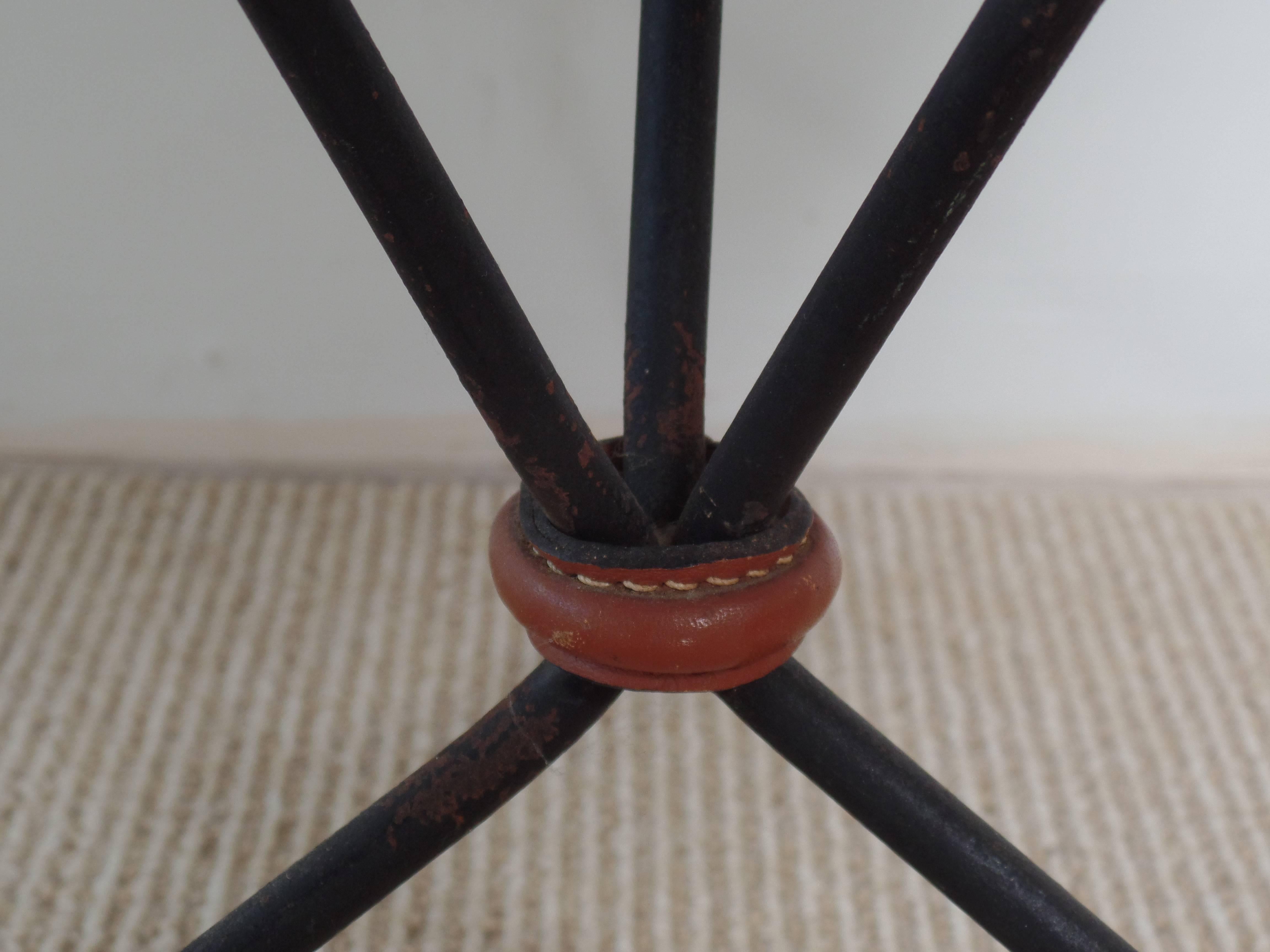 20ième siècle Paire de tables d'appoint françaises du milieu du siècle dernier en fer et cuir à bandes, Jacques Adnet en vente