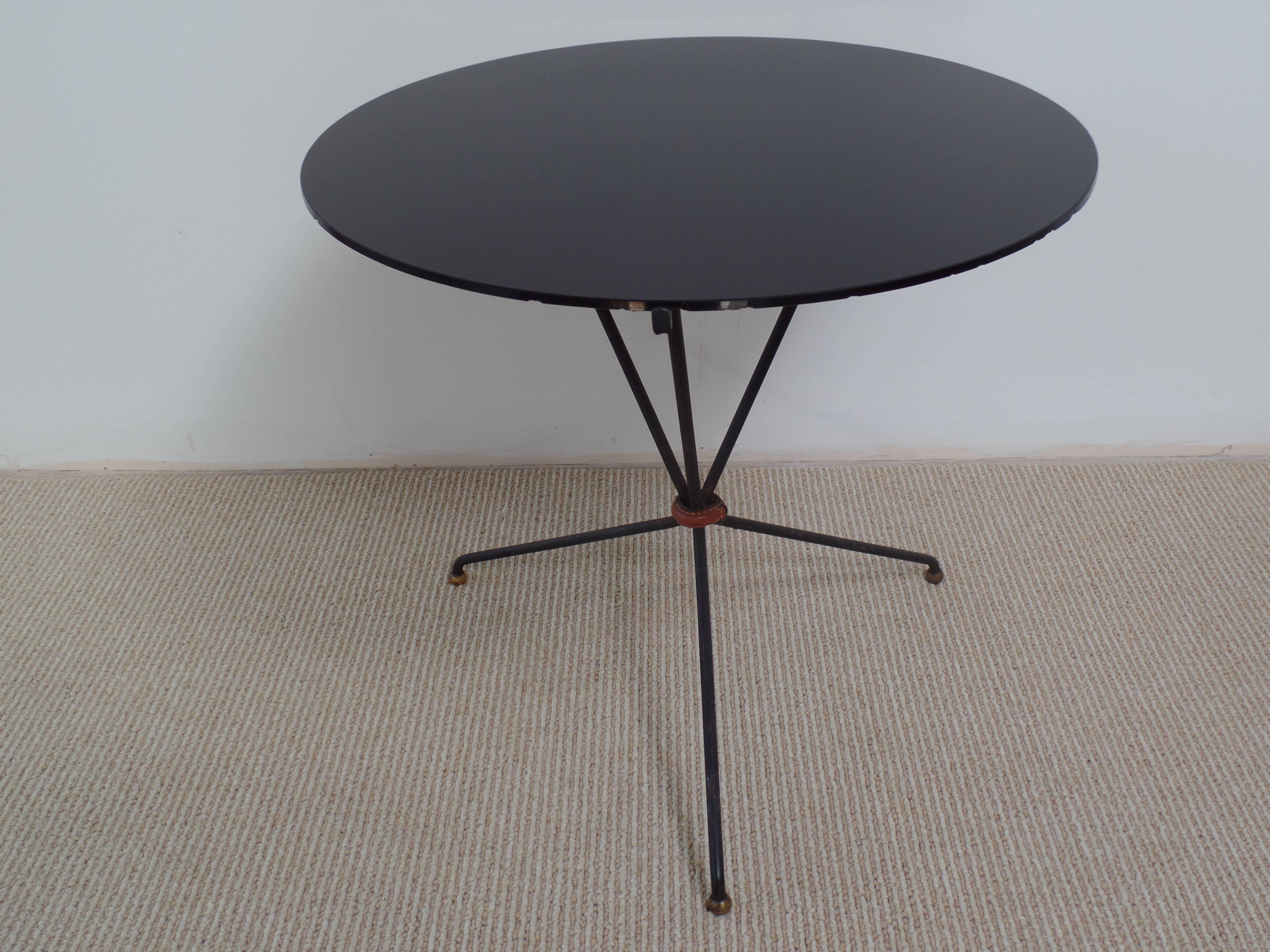Mid-Century Modern Paire de tables d'appoint françaises du milieu du siècle dernier en fer et cuir à bandes, Jacques Adnet en vente