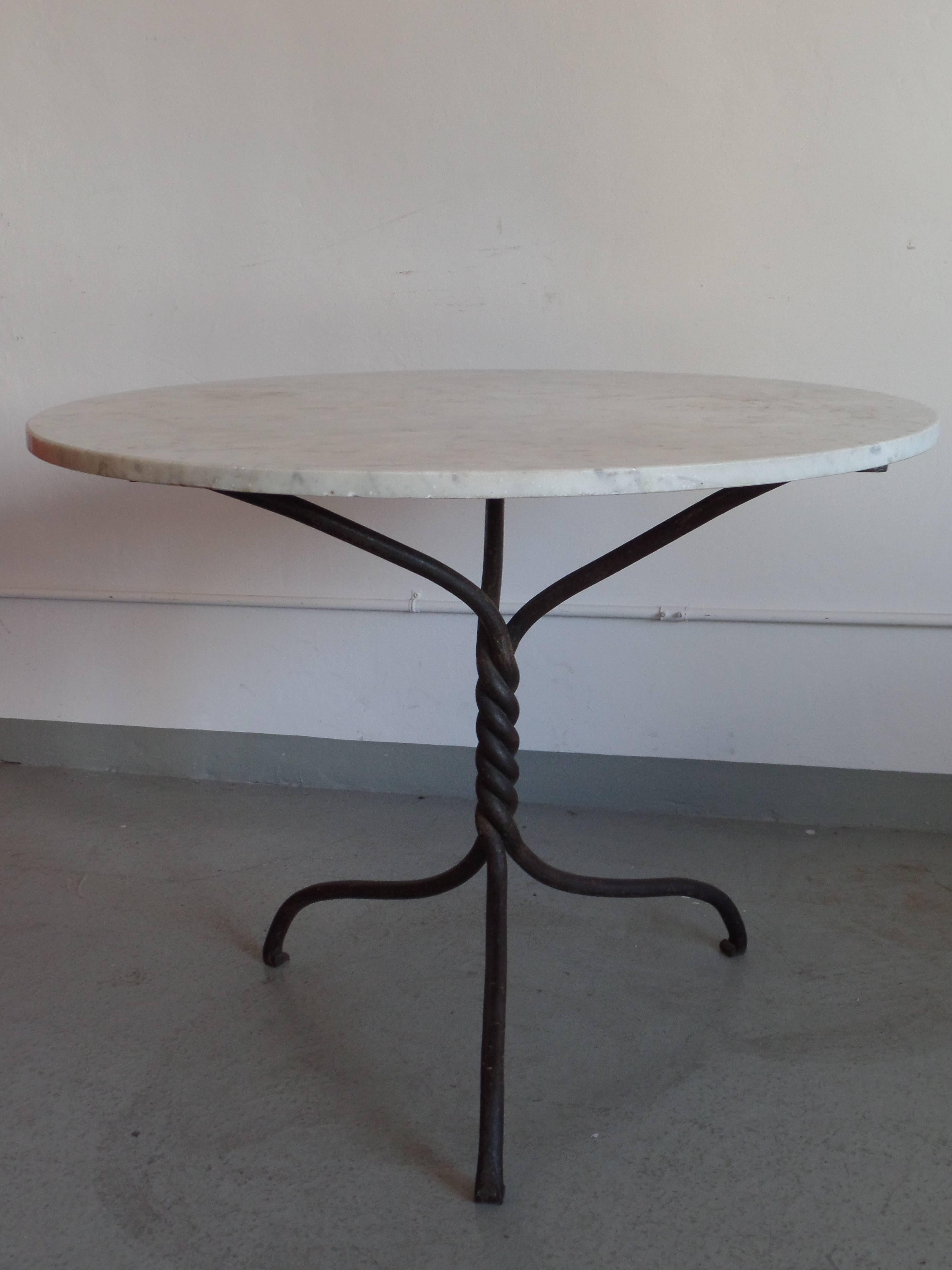 Elegant pied de table en fer forgé et martelé à la main, de style néoclassique moderne français, avec une étonnante tige en forme de spirale et des pieds délicats.
La base illustrée a un diamètre d'environ 34