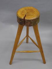Tres taburetes de bar de madera franceses de estilo brutalista moderno de mediados de siglo