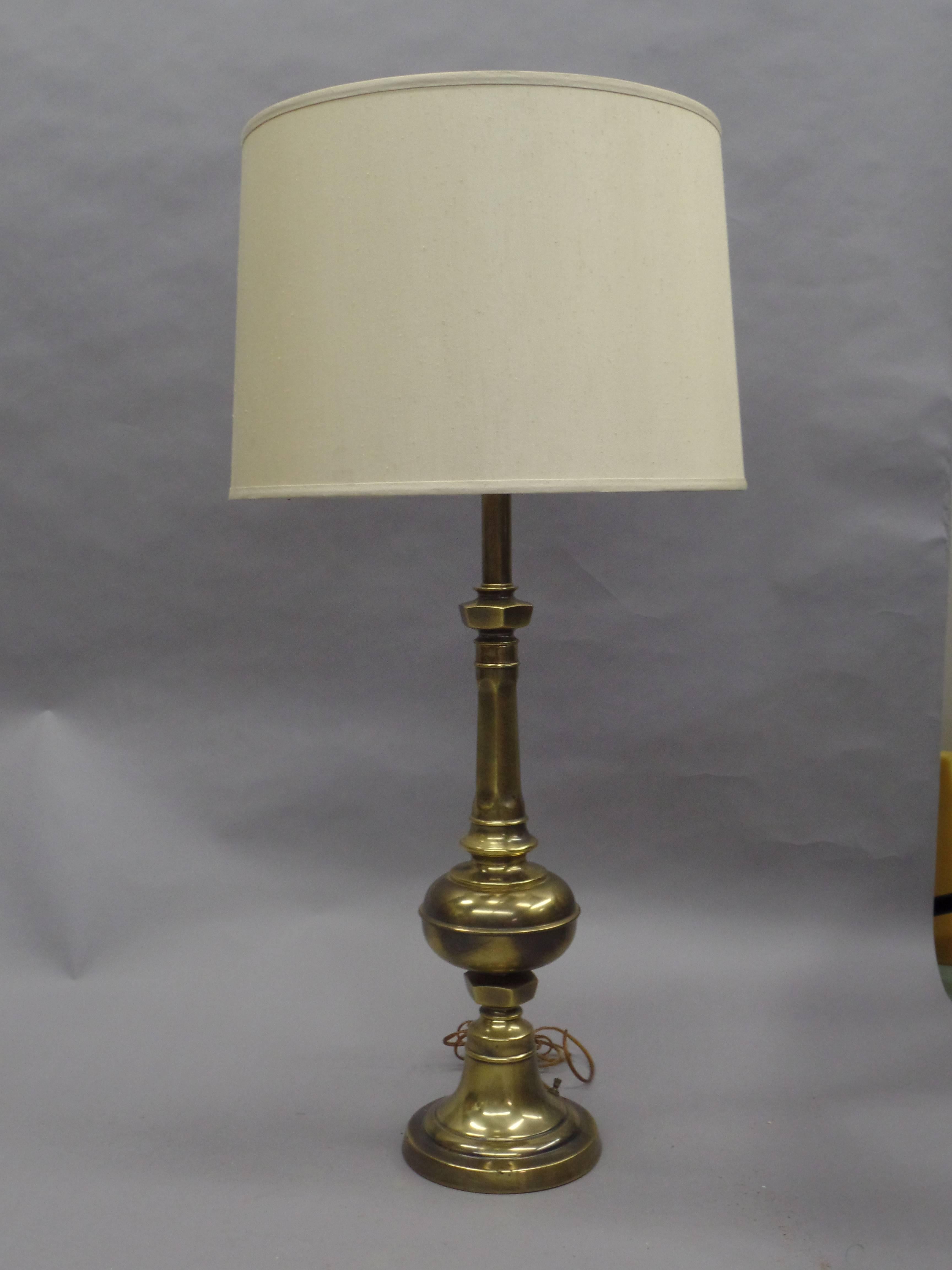 Mid-Century Modern Paire de lampes de table balustres en laiton de style néoclassique britannique, mi-siècle moderne en vente
