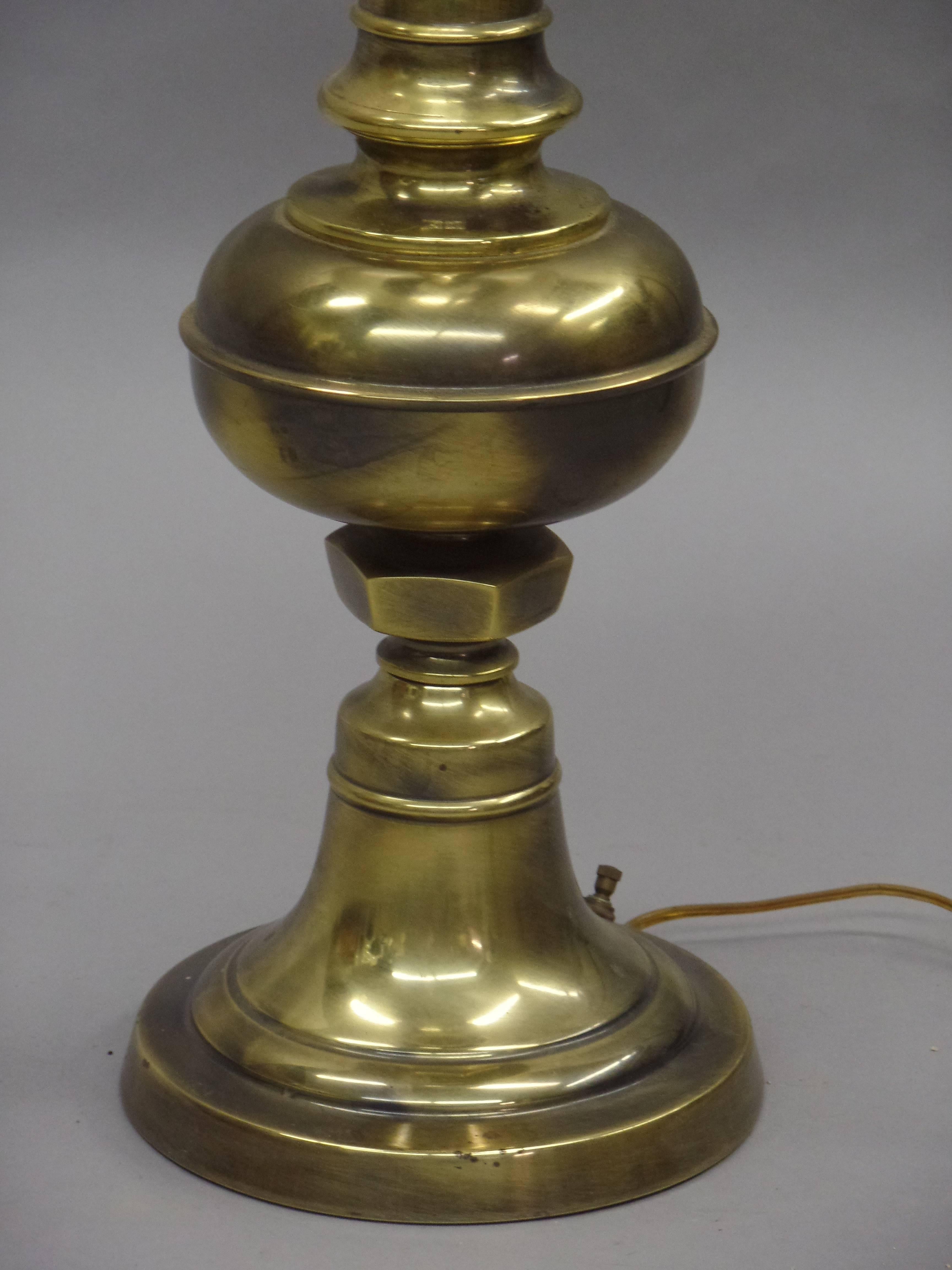 Pair of British Mid-Century Modern Neoclassical Brass Baluster Table Lamps For Sale 1