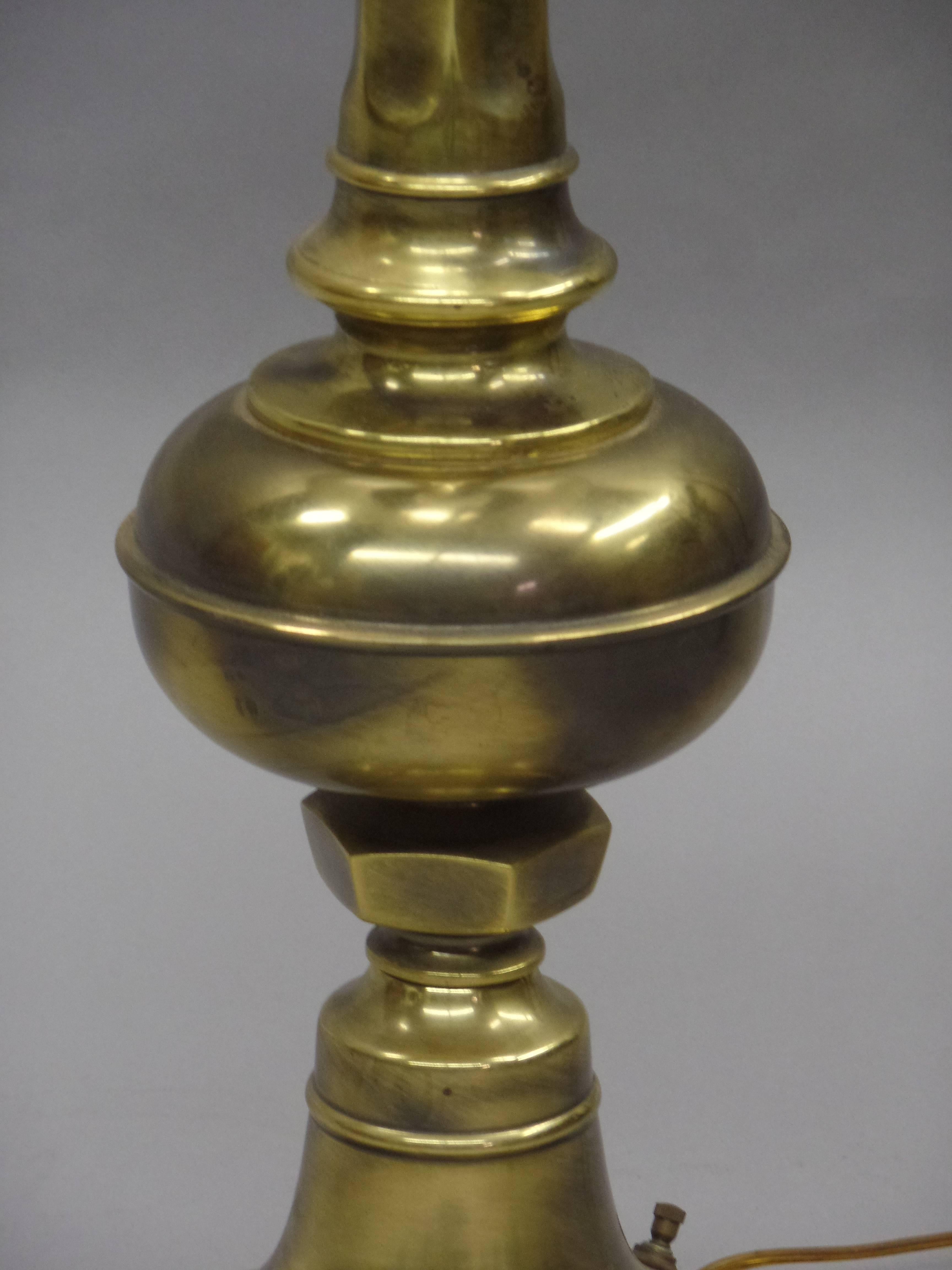 20th Century Pair of British Mid-Century Modern Neoclassical Brass Baluster Table Lamps For Sale