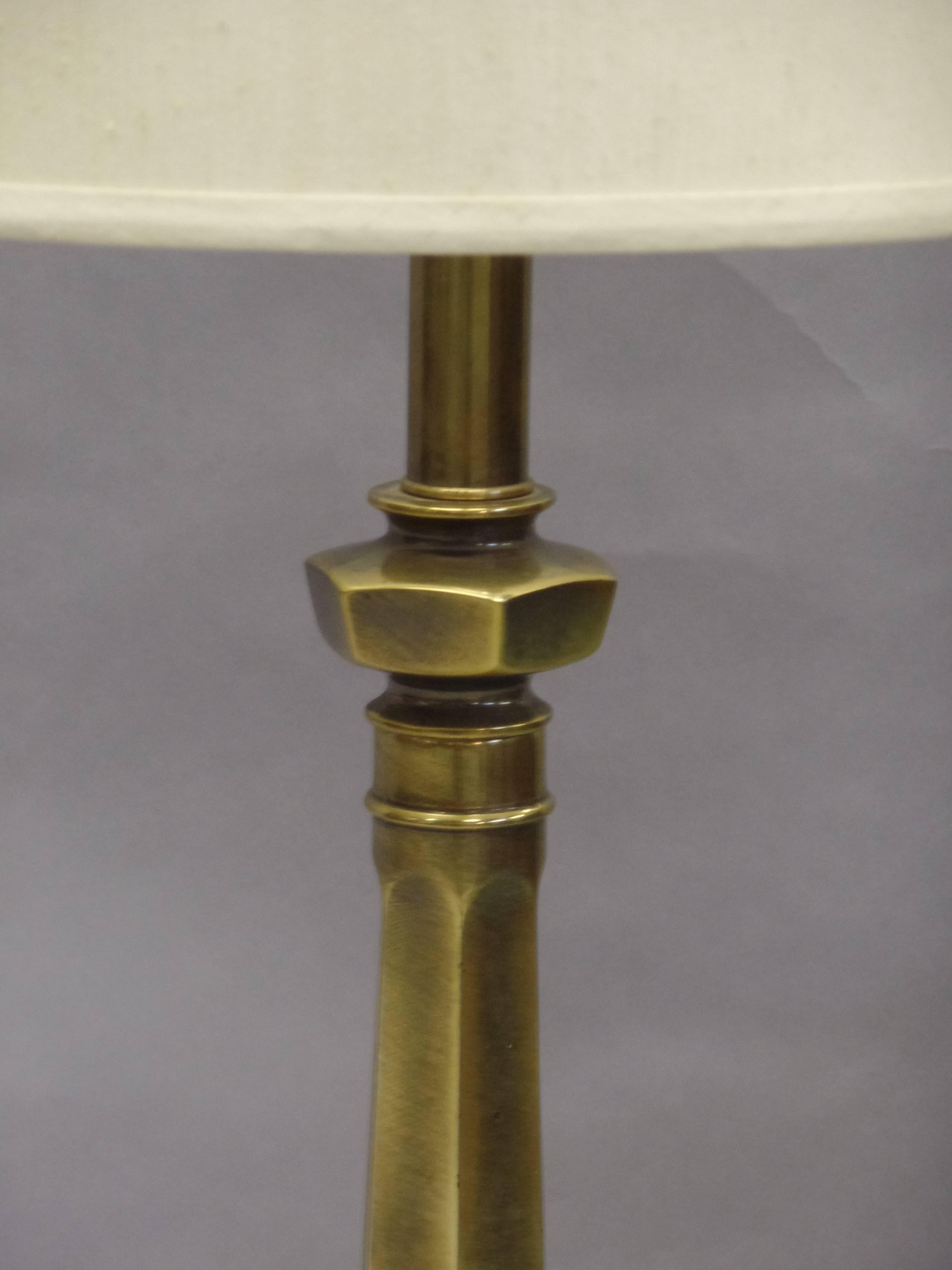 English Pair of British Mid-Century Modern Neoclassical Brass Baluster Table Lamps For Sale