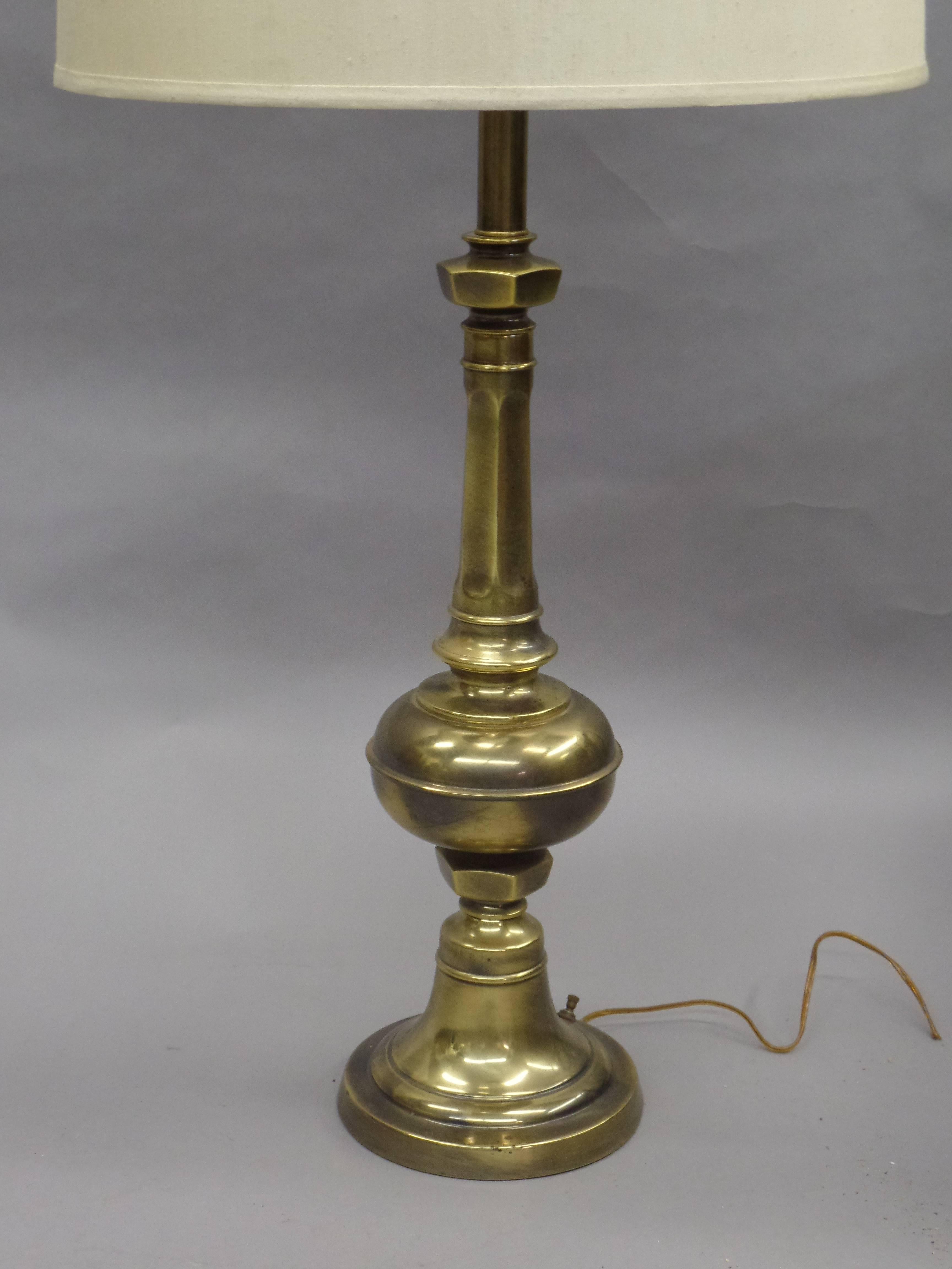 Anglais Paire de lampes de table balustres en laiton de style néoclassique britannique, mi-siècle moderne en vente