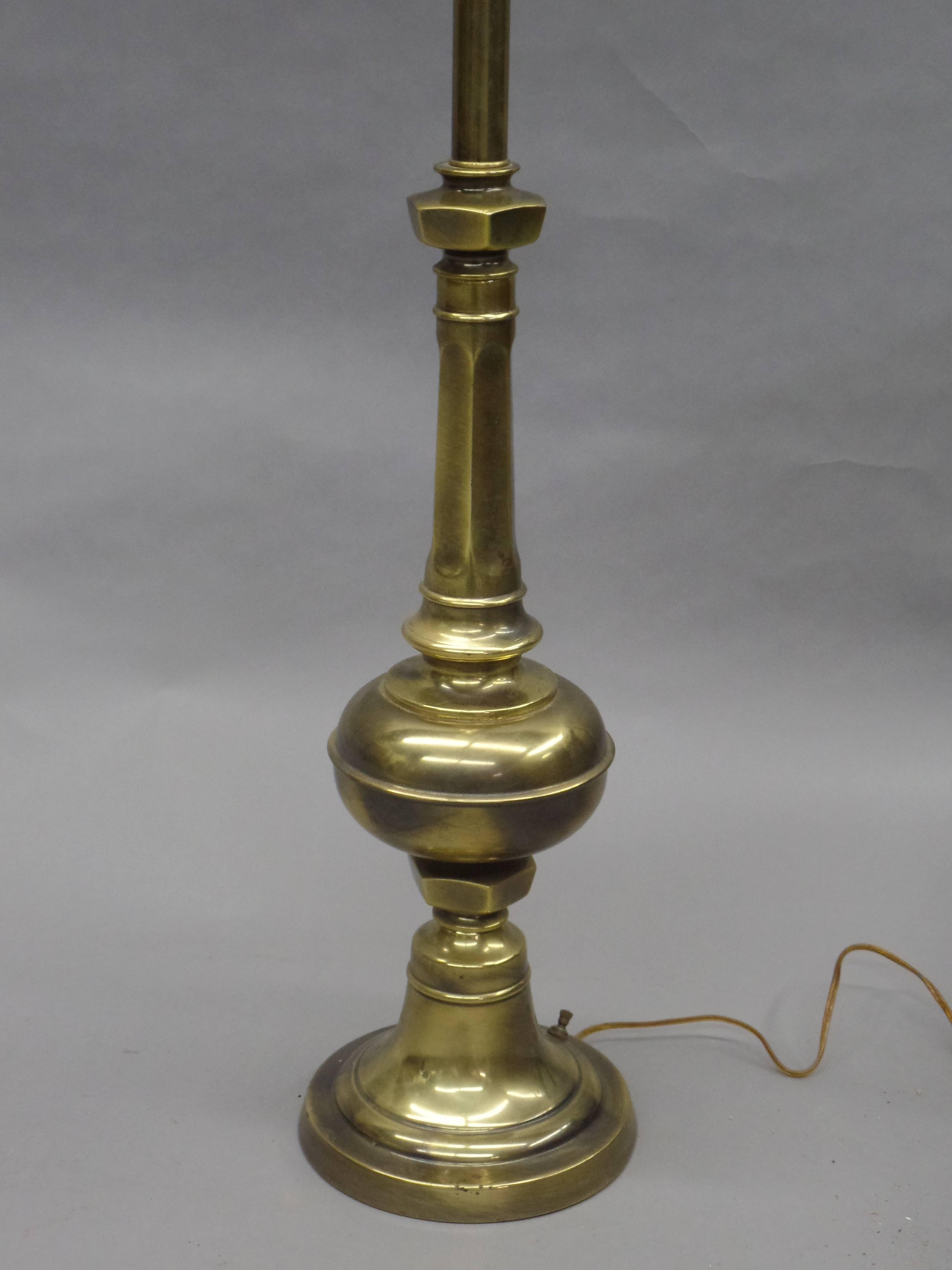 Paire de lampes de table balustres en laiton de style néoclassique britannique, mi-siècle moderne Bon état - En vente à New York, NY