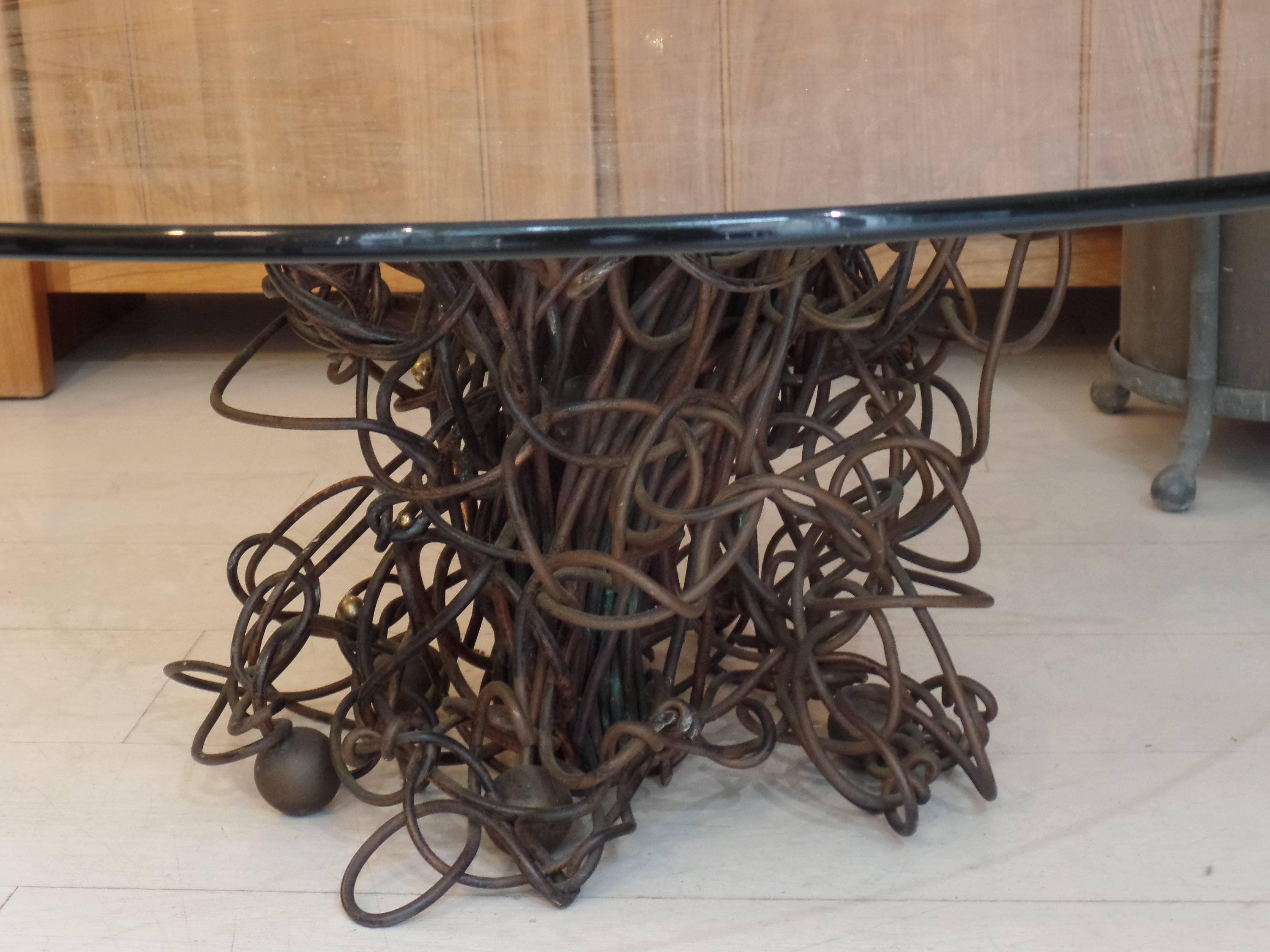 Français Table basse/sculpture française du milieu du siècle dernier en cuivre comprimé et bronze, Cesar en vente