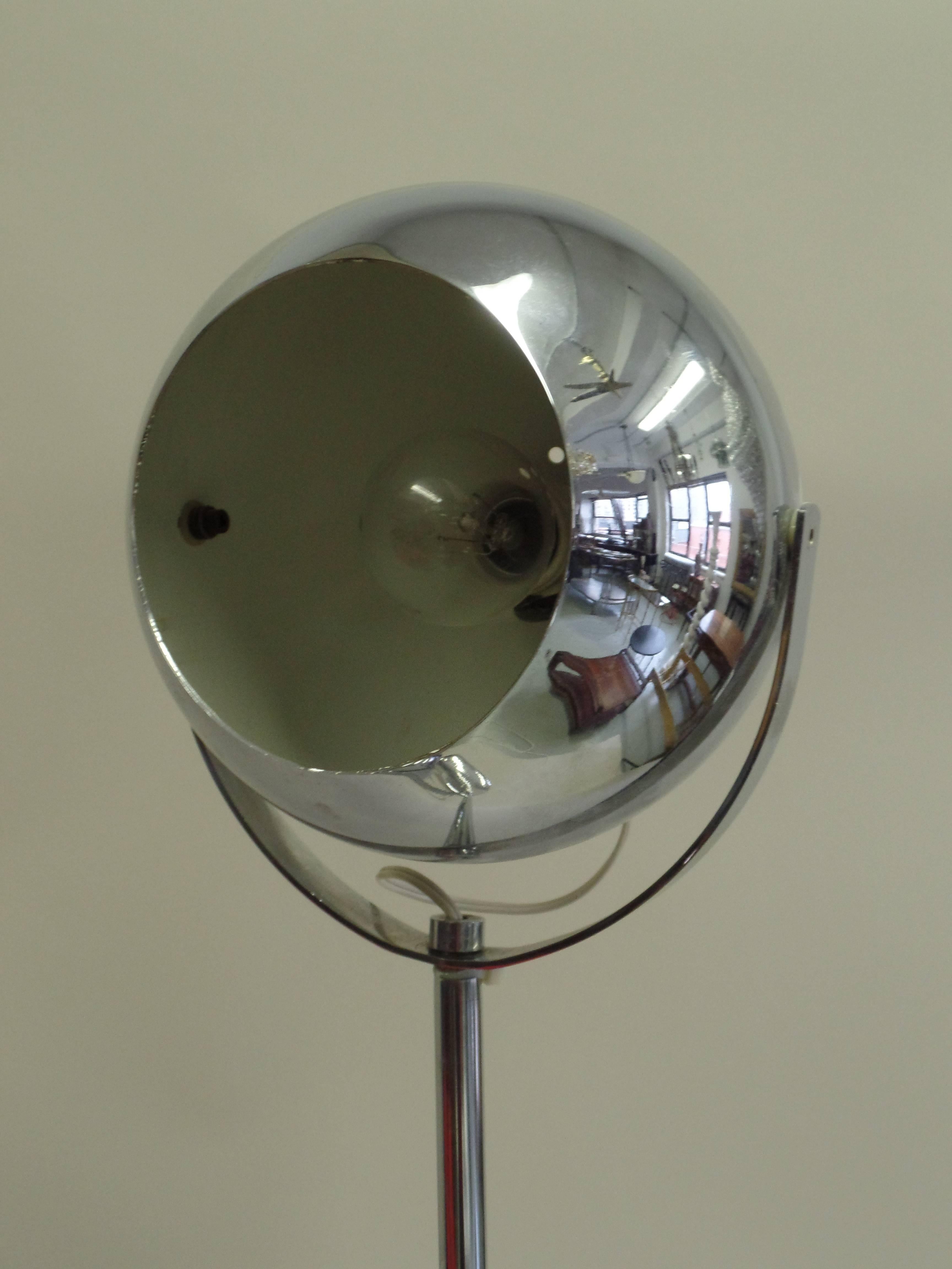 Milieu du XXe siècle Paire de grands lampadaires italiens en nickel de style mi-siècle moderne / ère spatiale, Reggiani en vente
