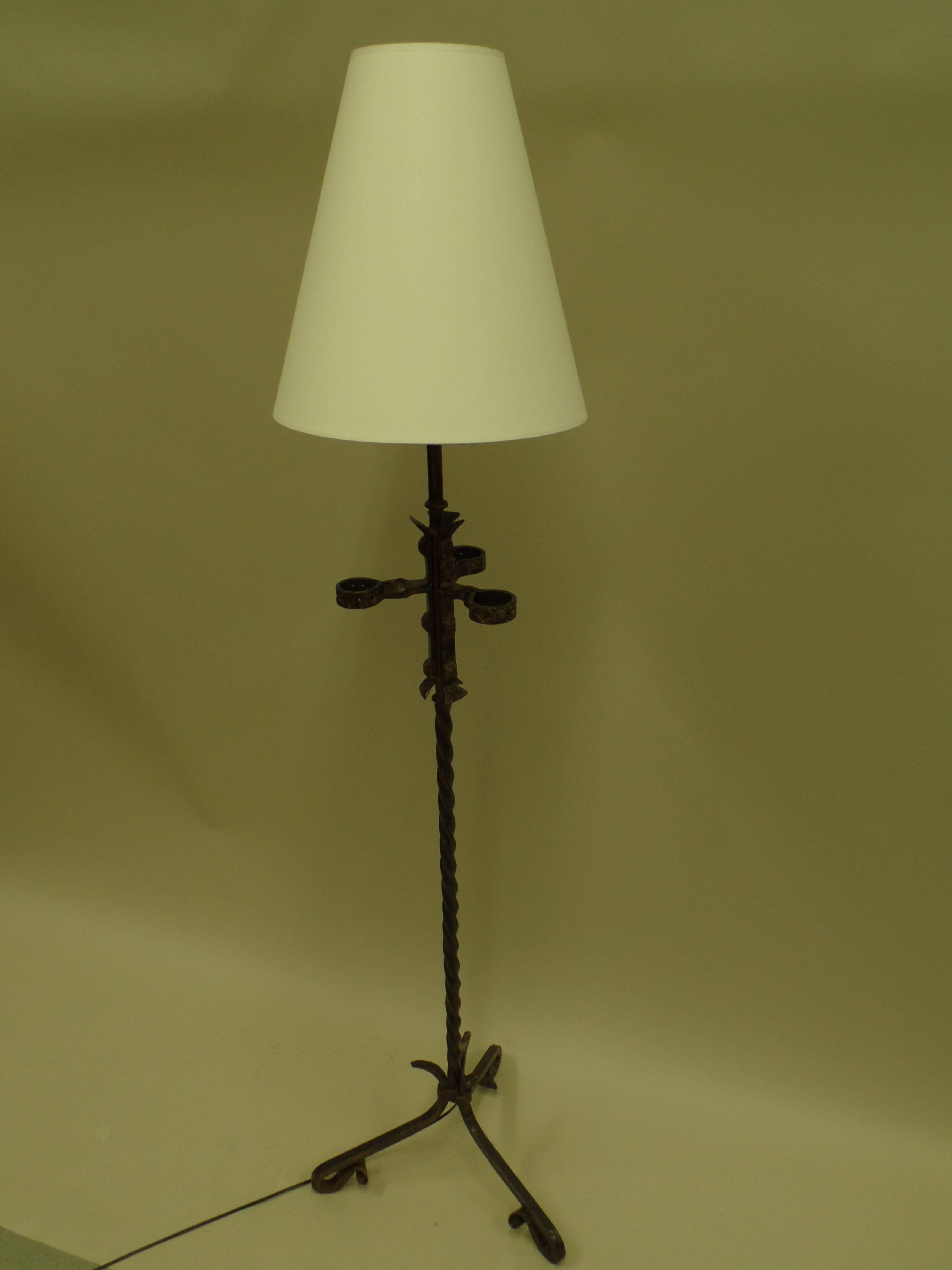 Pair of dramatic, modern Neo-Gothic influence standing lamps with an open trefoil pattern in delicately hammered wrought iron

Shades are for demonstration purposes only. Sold by the pair.
