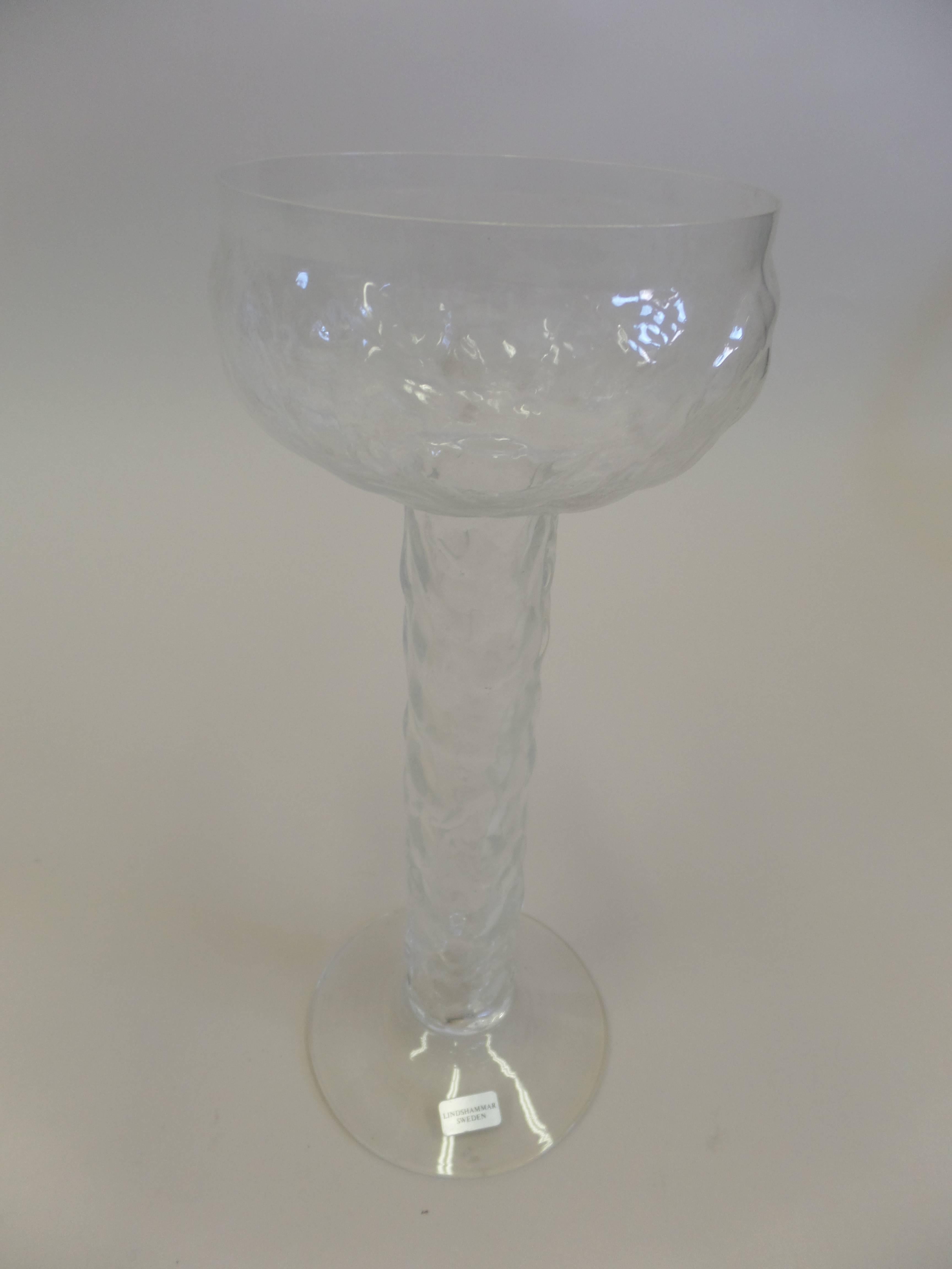 Vase à bourgeons soufflé à la main par Lindshammar en utilisant la technique du verre glacé. La bougie peut être placée à l'intérieur pour former un candélabre.

Labellisé ; Lindshammar sur la base.