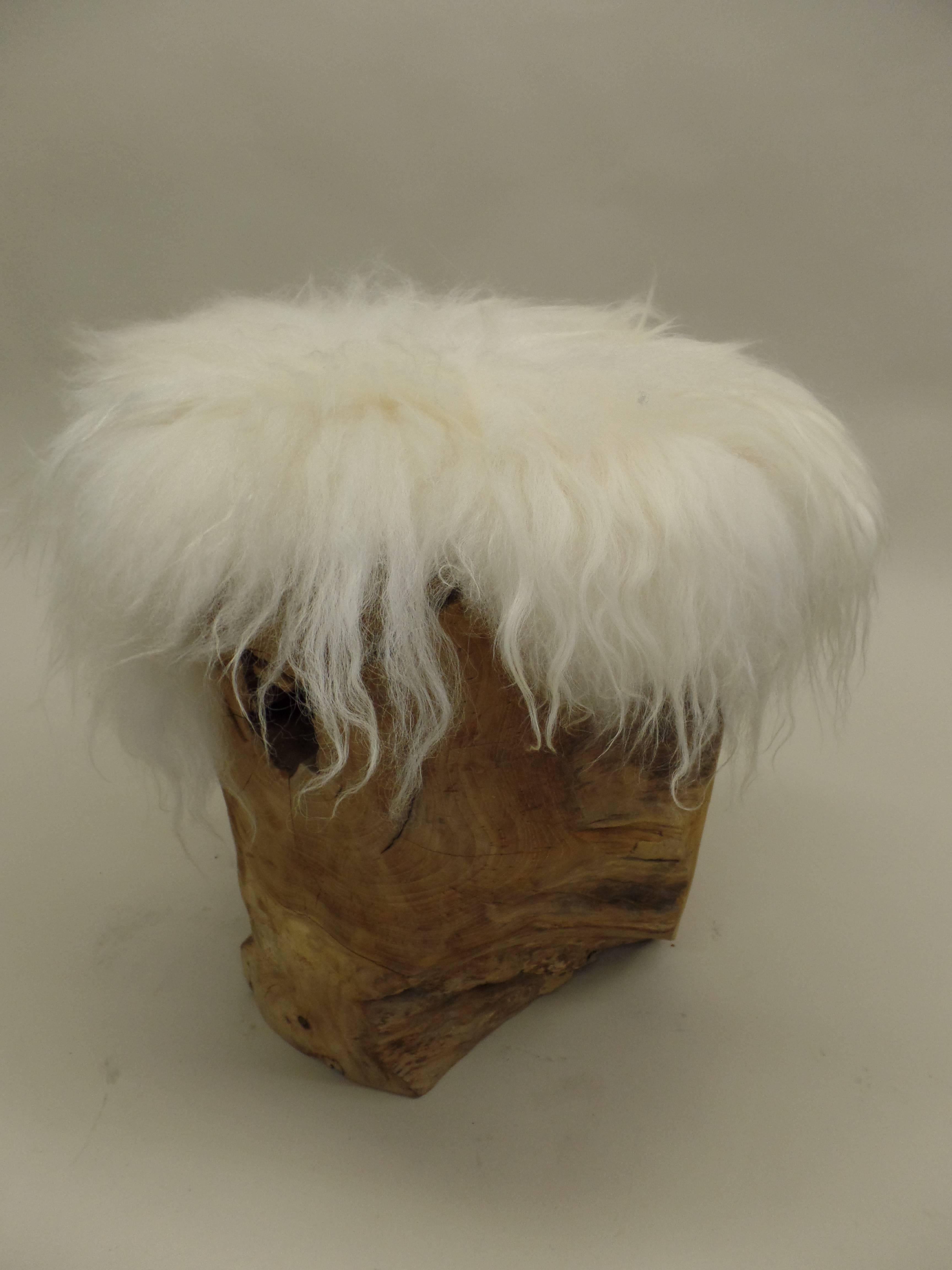 Mid-Century moderno Coppia di panche/sgabelli in legno d'ulivo e pelle di capra intagliati della modernità di metà secolo in vendita