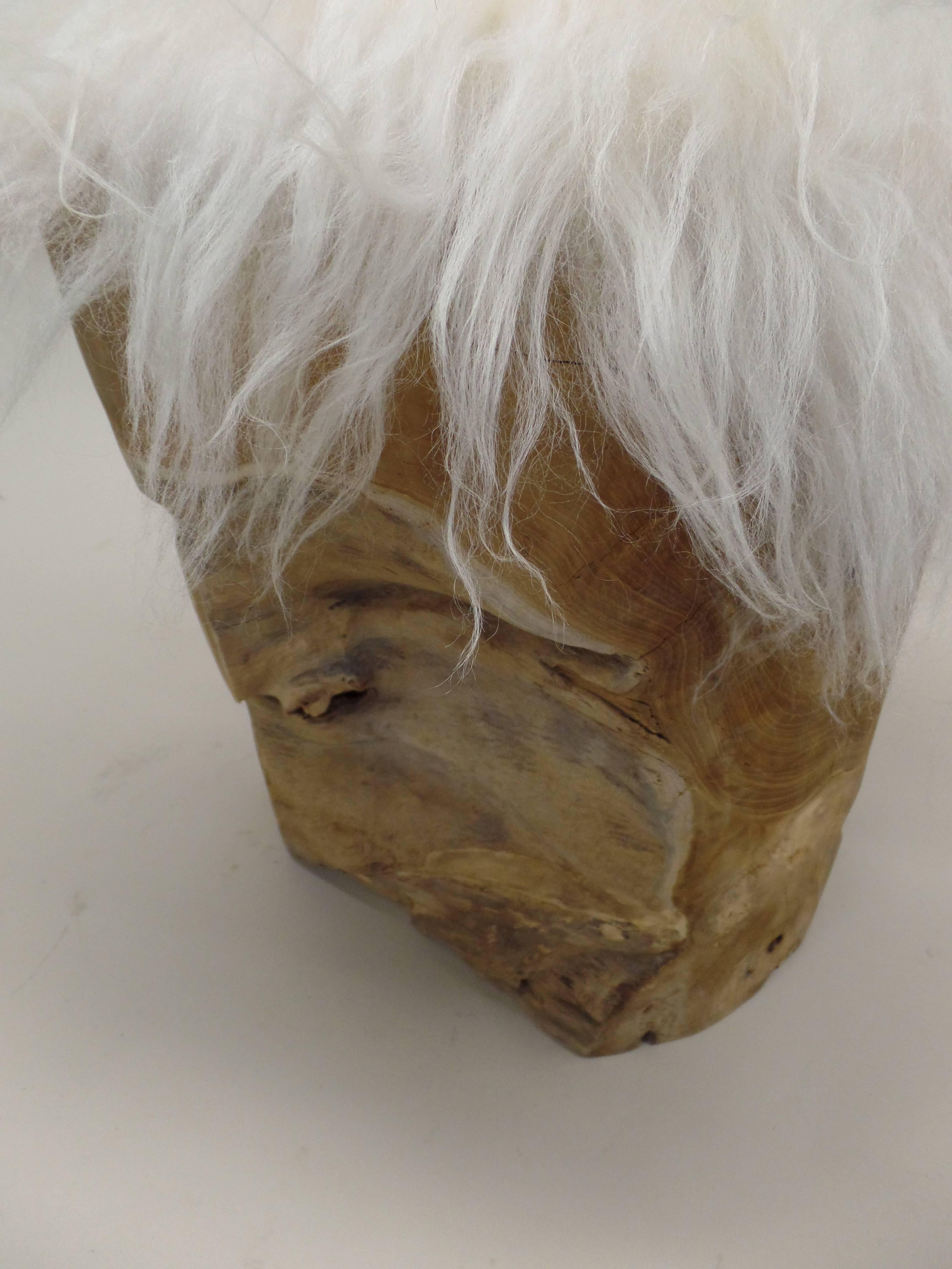 XX secolo Coppia di panche/sgabelli in legno d'ulivo e pelle di capra intagliati della modernità di metà secolo in vendita