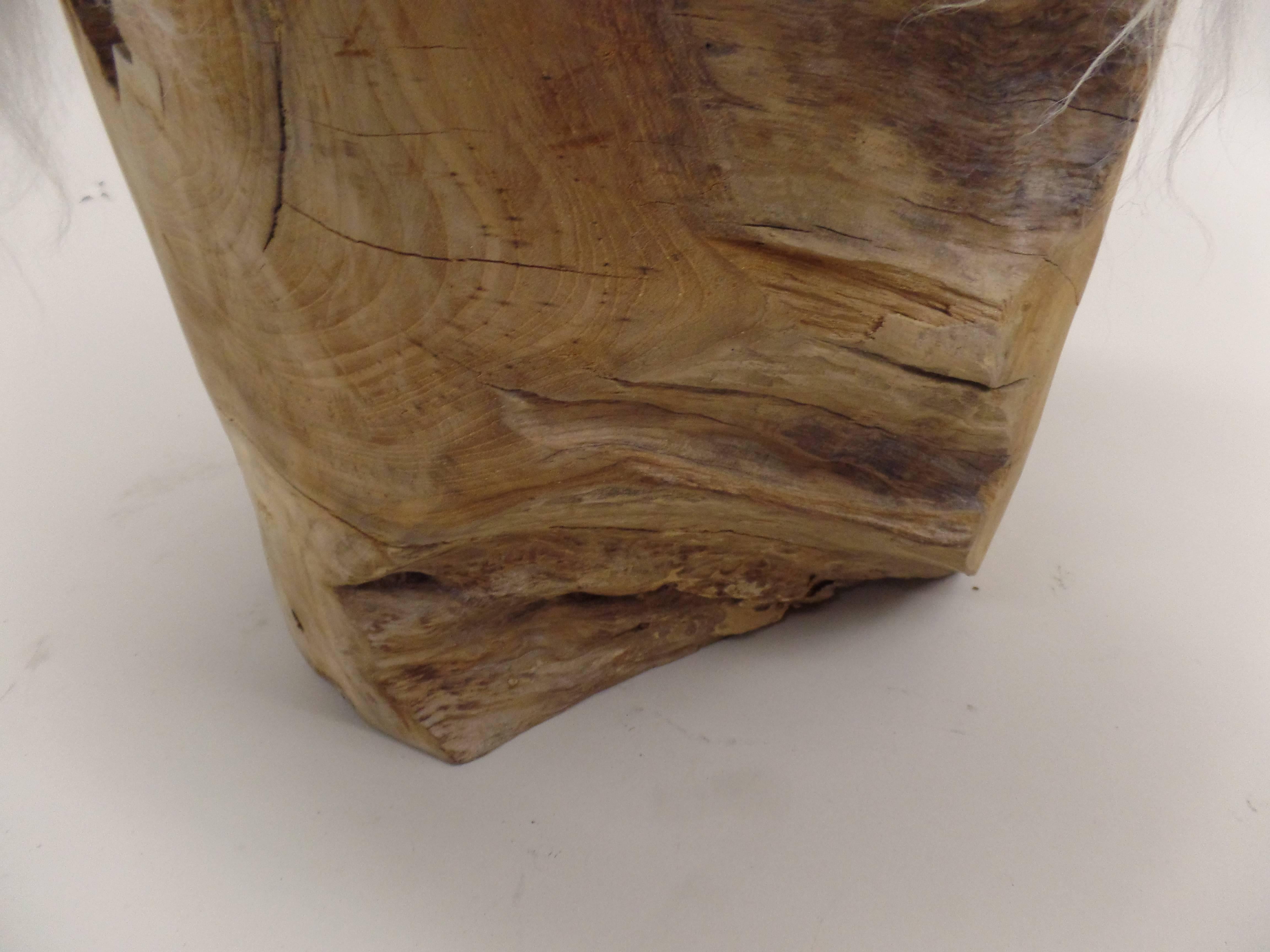 Pelle di capra Coppia di panche/sgabelli in legno d'ulivo e pelle di capra intagliati della modernità di metà secolo in vendita