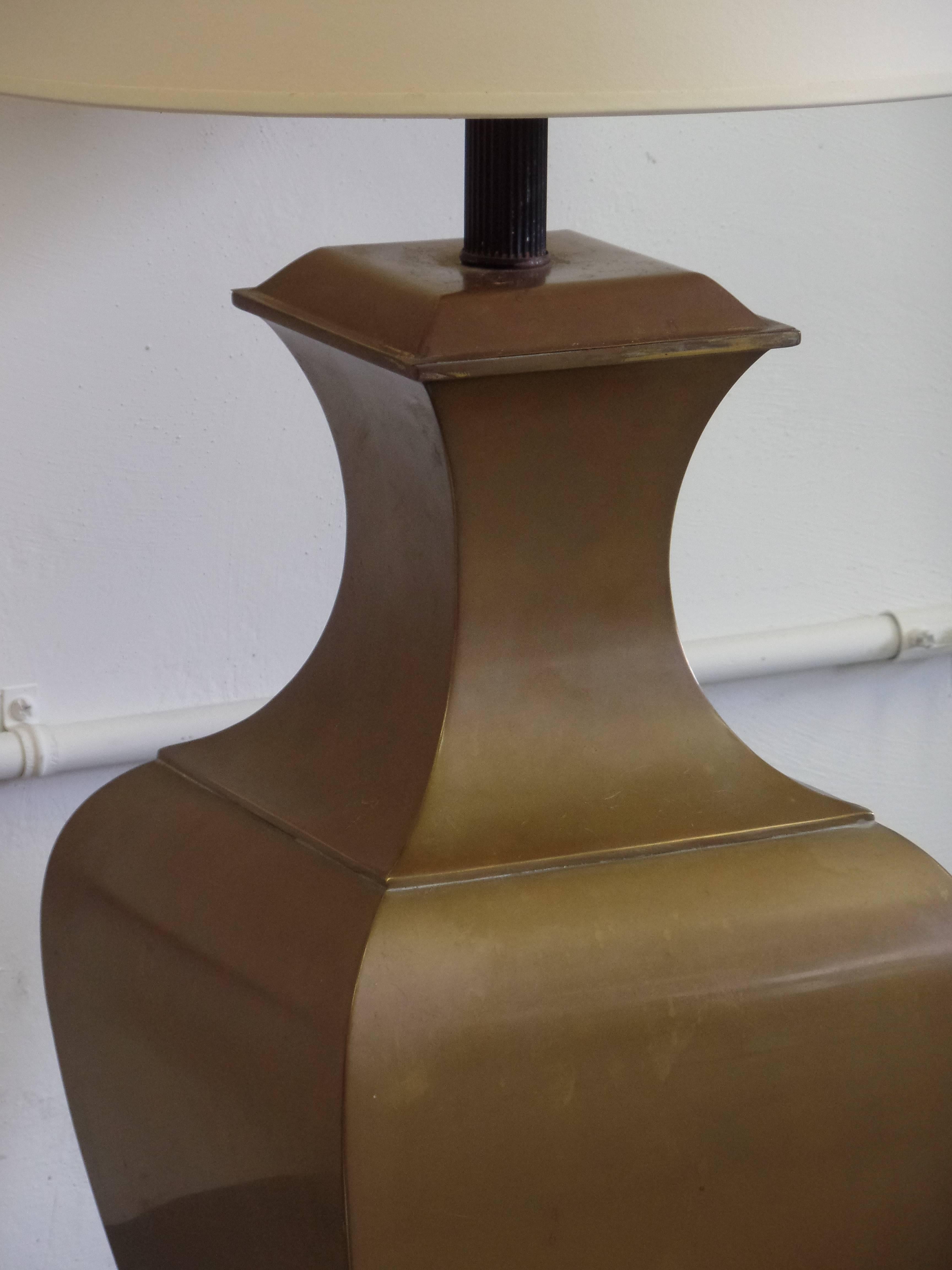 Elegante pareja de grandes lámparas francesas de sobremesa de latón macizo de mediados de siglo, en forma de balaustres sobre bases de madera esmaltada. Las lámparas tienen un perfil refinado y sobrio.

Las formas de los balaustres de latón sin