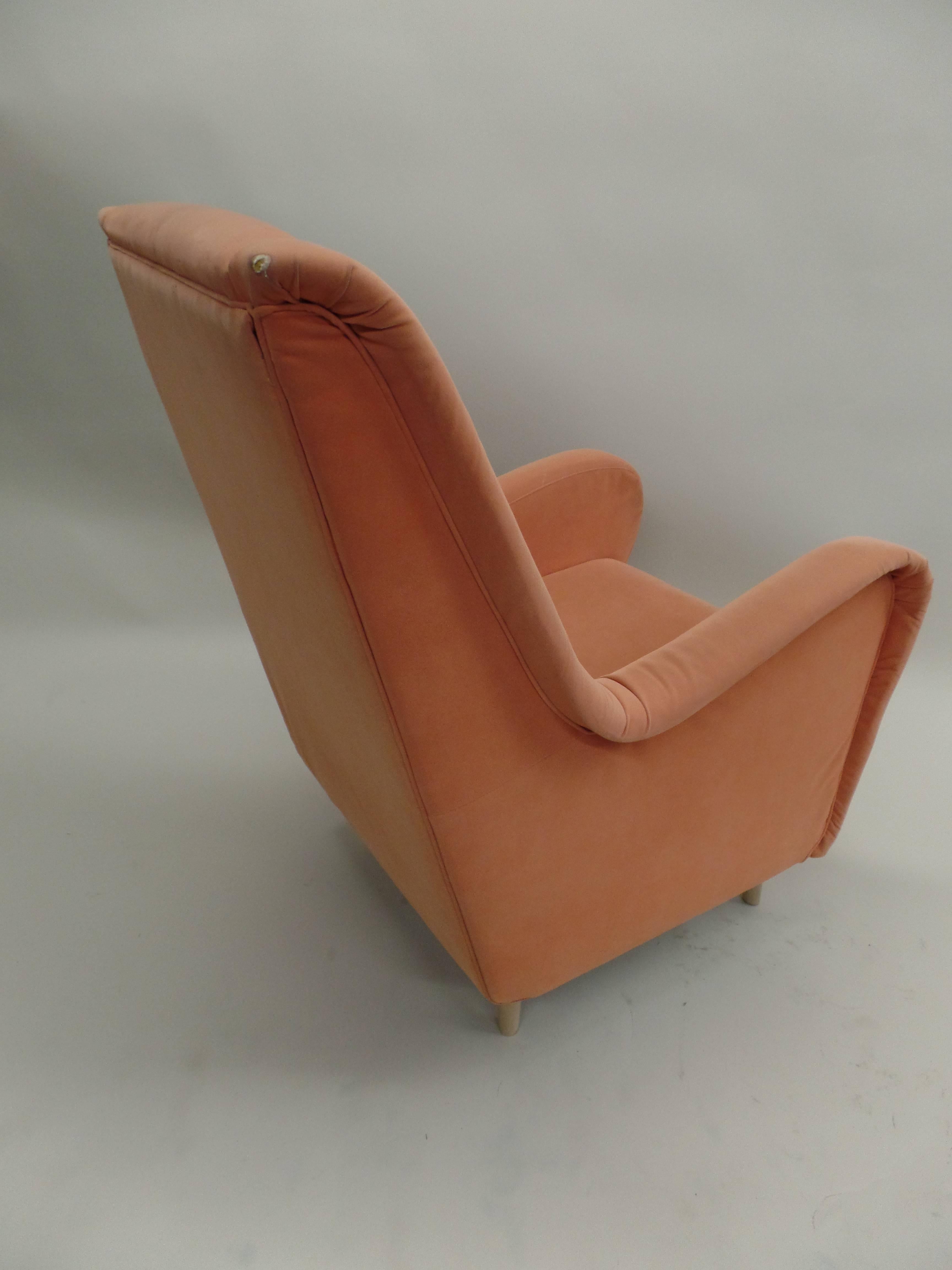 Pair of Italian Mid-Century Modern Wing Back Lounge Chairs by Paolo Buffa In Good Condition For Sale In New York, NY