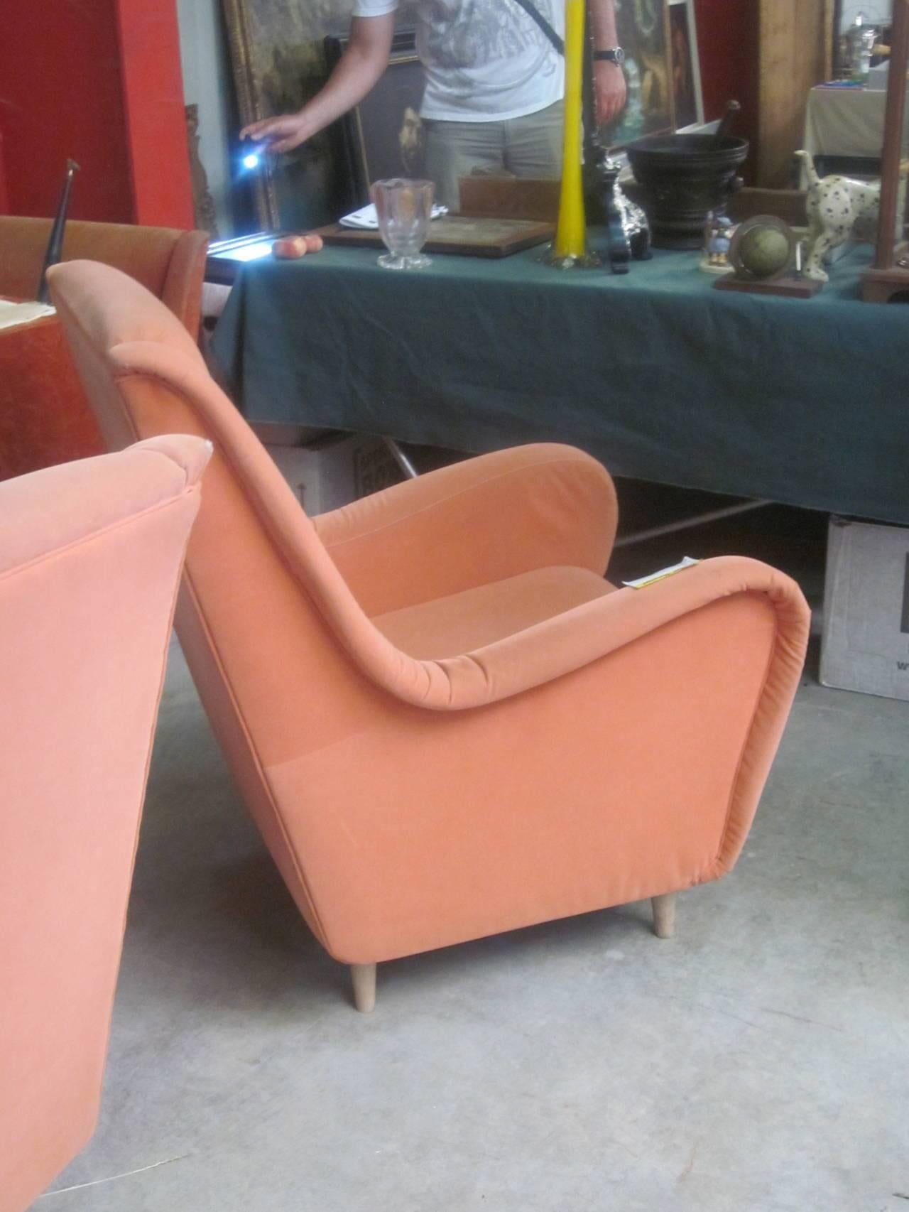 Paire de chaises longues italiennes modernes du milieu du siècle dernier à dossier à ailettes de Paolo Buffa Bon état - En vente à New York, NY
