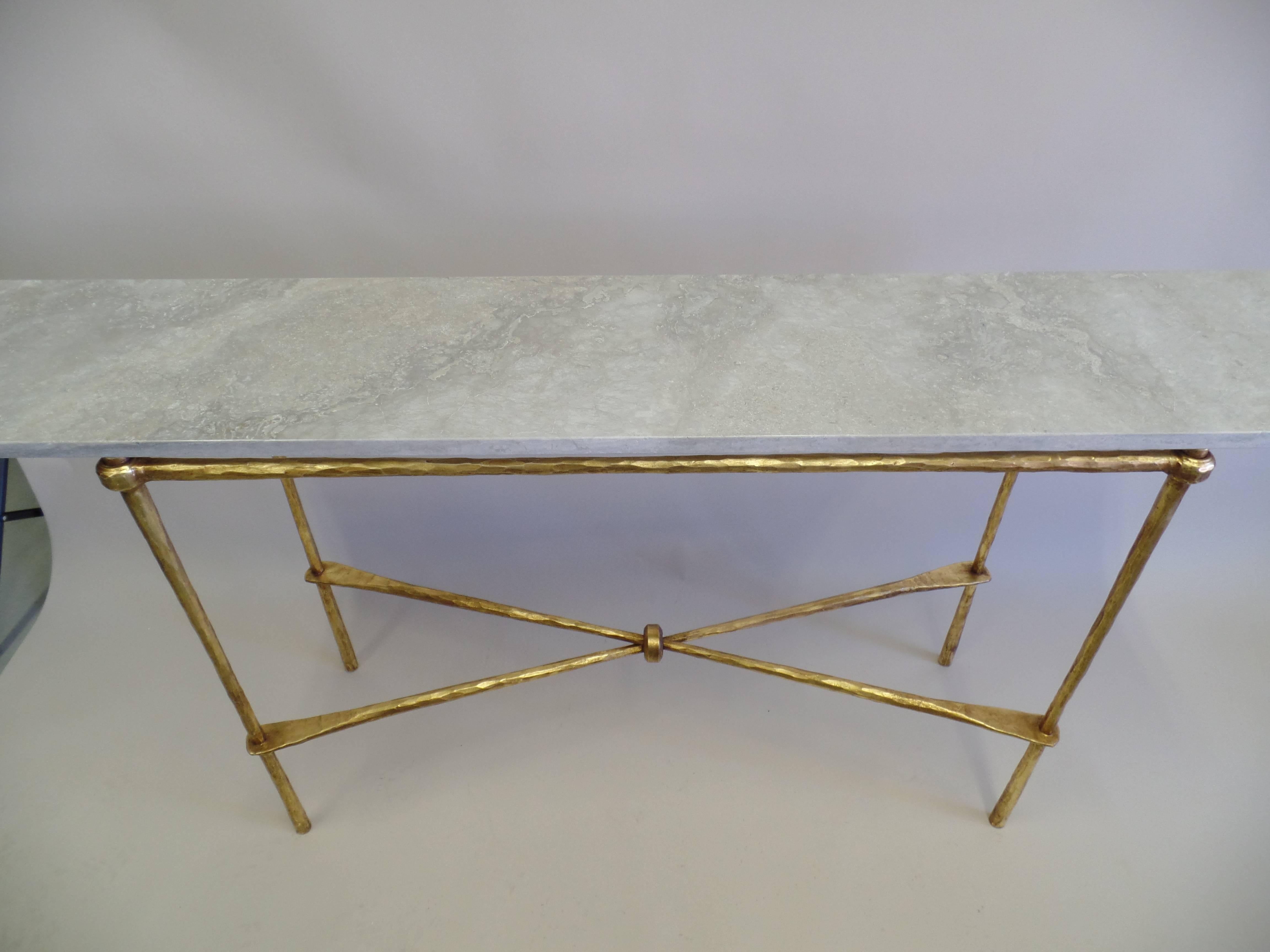 2 moderne italienische neoklassizistische Konsolen aus vergoldetem Eisen von Giovanni Banci für Hermes (Moderne der Mitte des Jahrhunderts) im Angebot