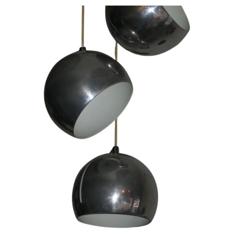 Élégant système d'éclairage / lustre italien du milieu du siècle avec trois boules conçues pour pivoter afin de diriger la lumière vers le haut, le bas ou les côtés, attribué à Stilnovo, vers 1970. Un rail réglable est intégré à l'arrière de chaque