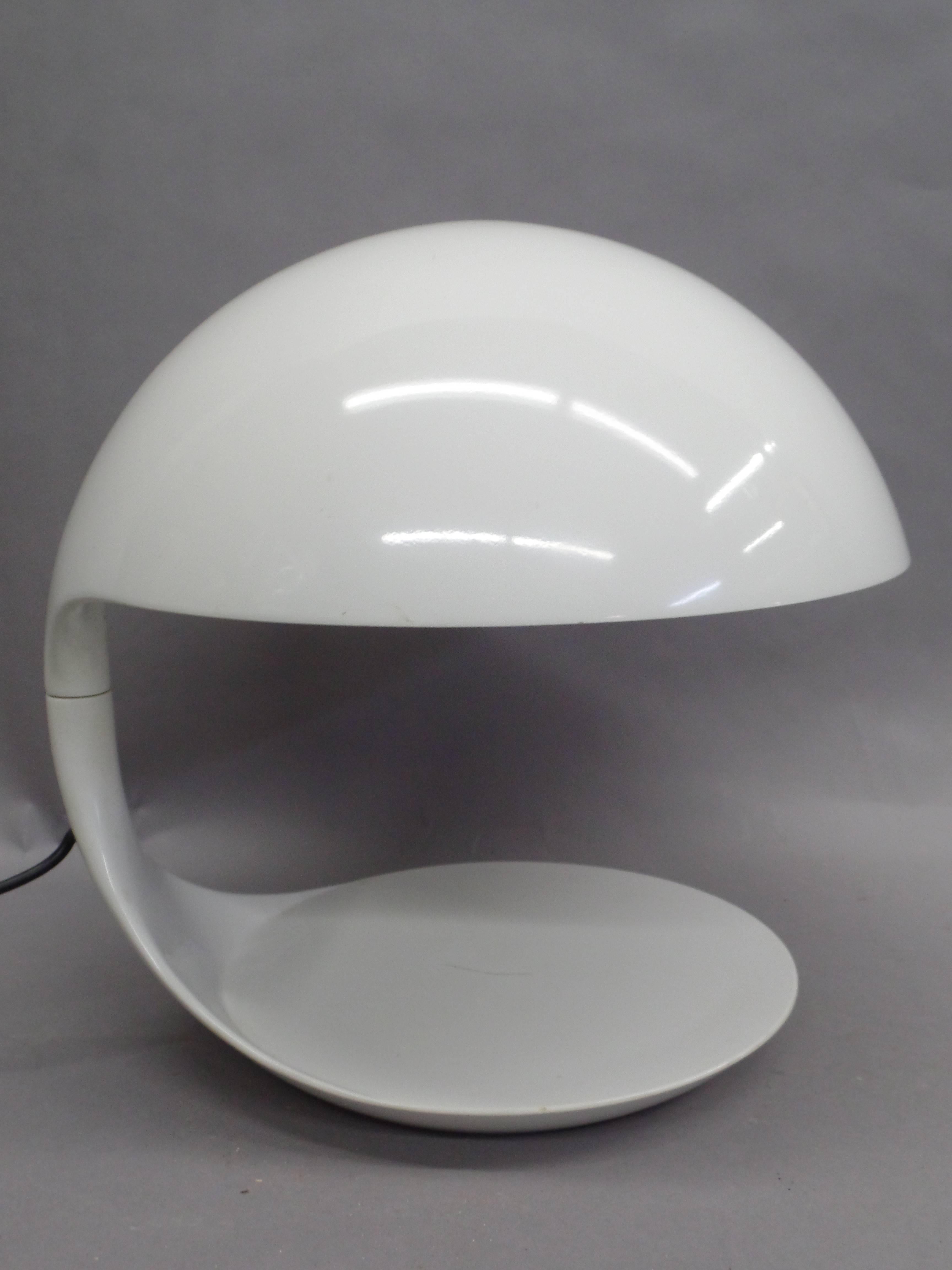 Important Italian Space Age / Mid-Century Modern Cobra table or desk lamp by Elio Martinelli for Martinelli Luce which pivots 360 degrees allowing light to be reflected as the user wishes. Martinelli's piece established itself as a design icon in