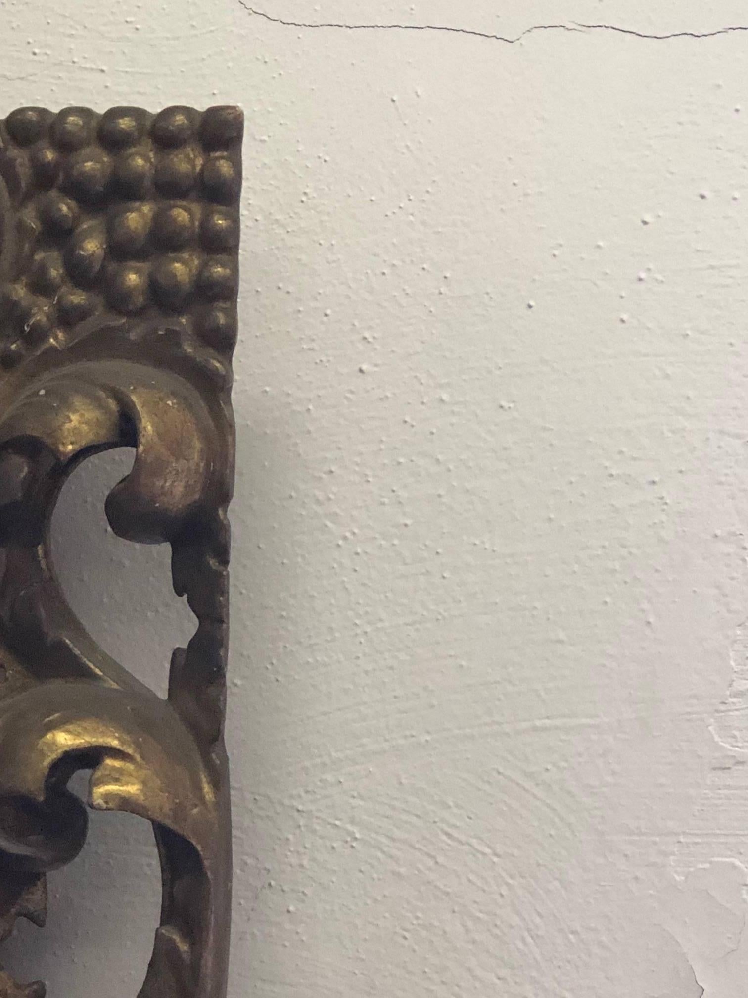 Italienischer handgeschnitzter und durchbrochener Spiegel aus vergoldetem Holz aus der Mitte des Jahrhunderts im Zustand „Gut“ im Angebot in New York, NY
