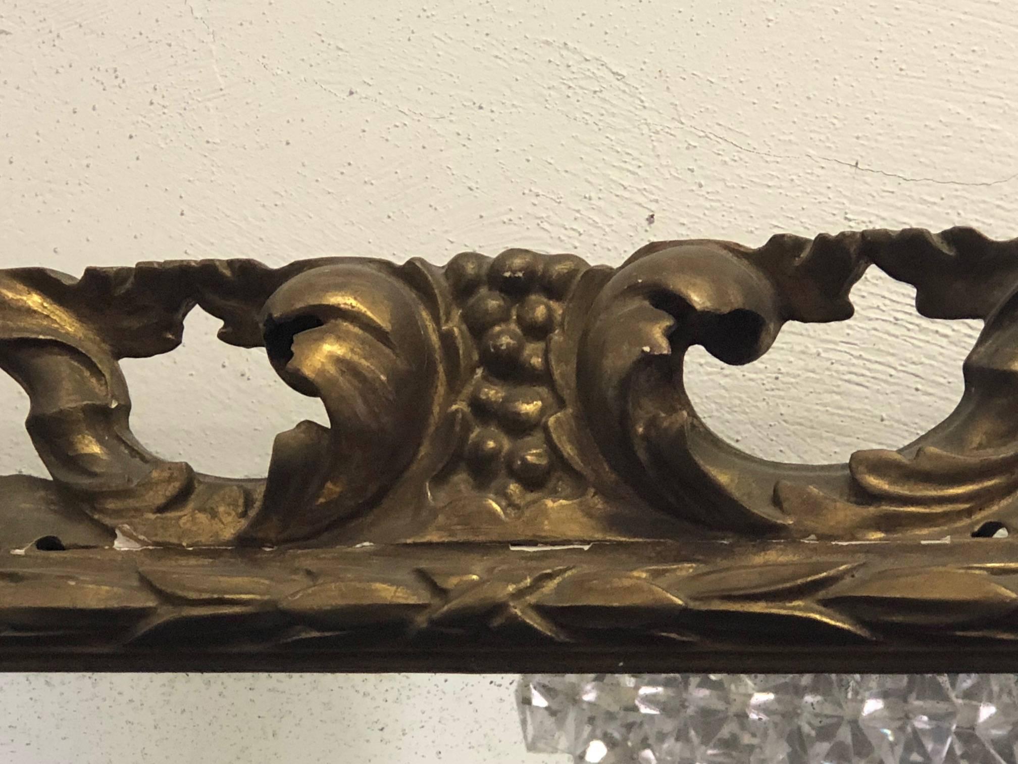Mid-Century Modern Miroir italien du milieu du siècle en bois doré sculpté à la main et percé, italien en vente