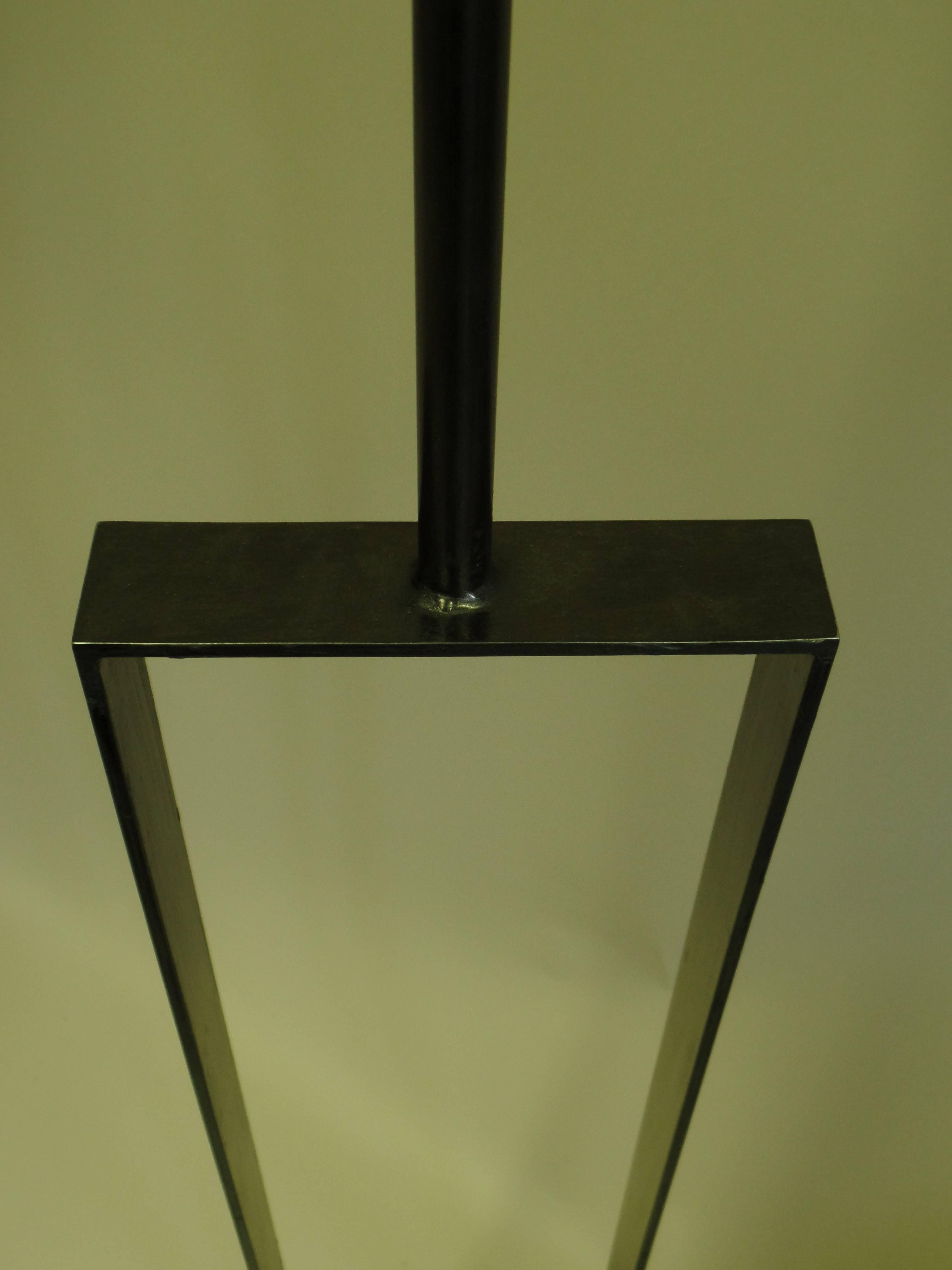 Paire de lampadaires en fer forgé de style français moderne et minimaliste, Jean-Michel Frank en vente 1