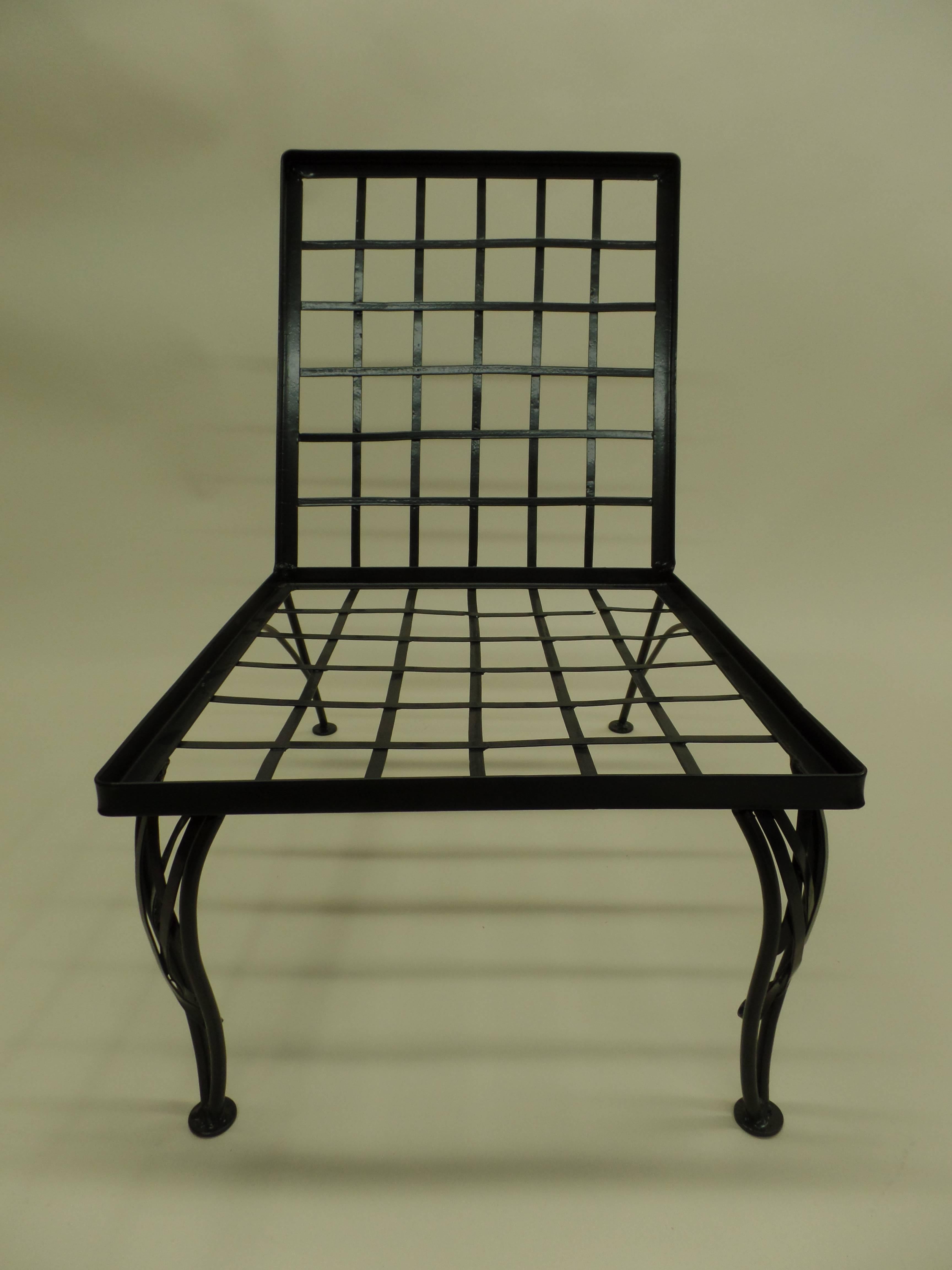 Émaillé Paire de chaises longues en fer à dossier grillagé, de style Rene Gabriel, de la modernité du milieu du siècle dernier en vente