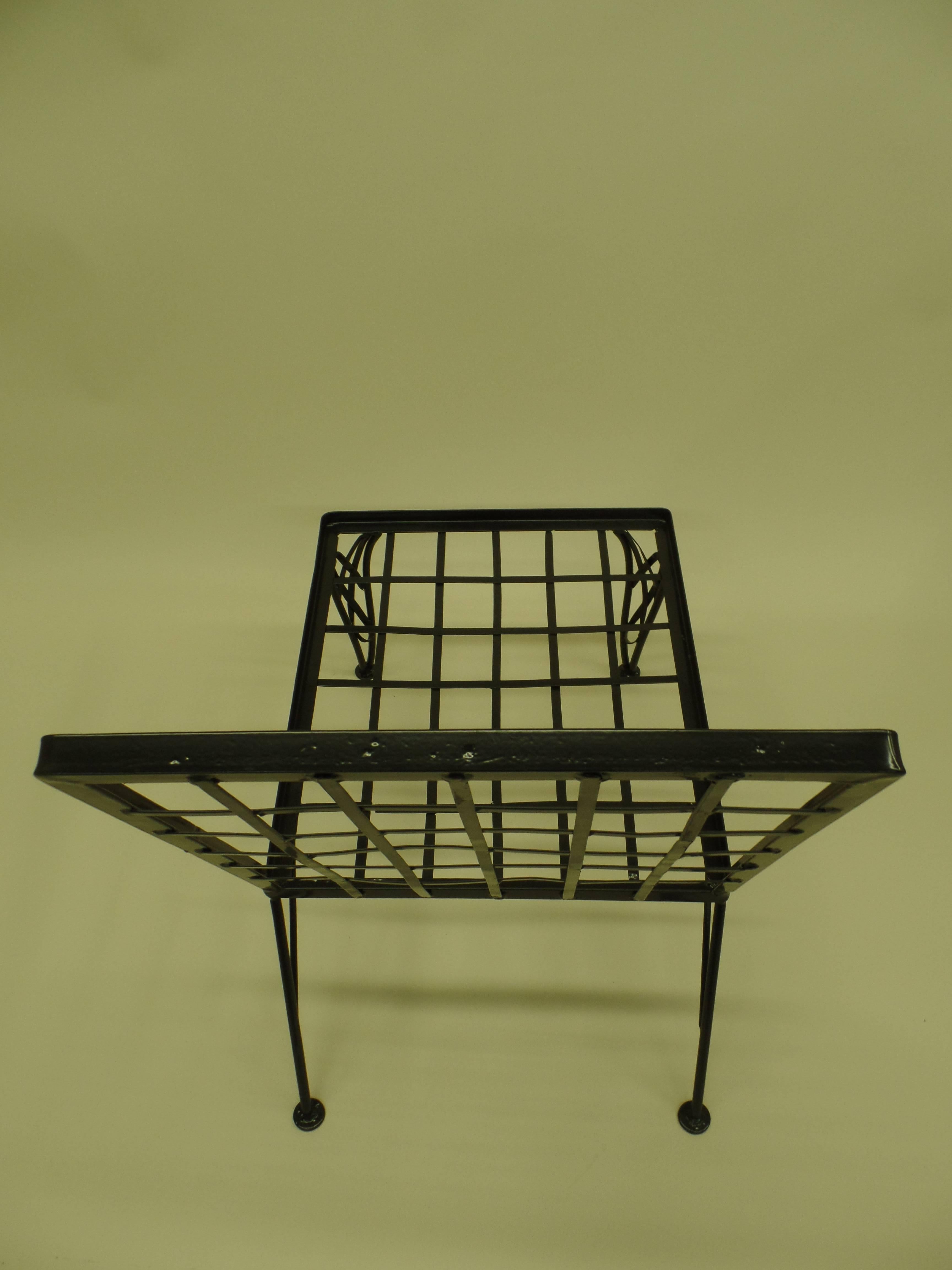 Milieu du XXe siècle Paire de chaises longues en fer à dossier grillagé, de style Rene Gabriel, de la modernité du milieu du siècle dernier en vente