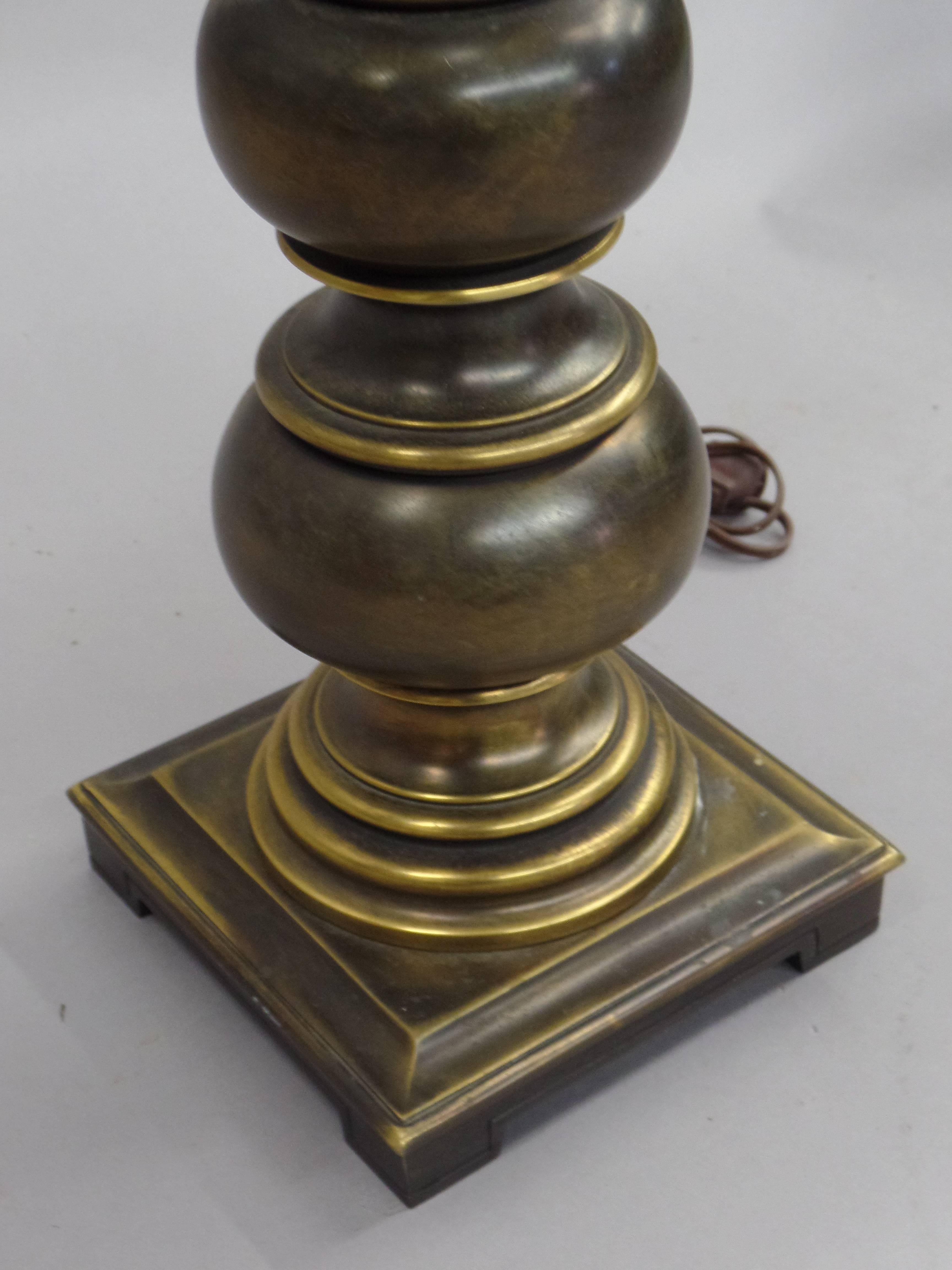 Pair of British MId-Century Modern Neoclassical Brass Ball Lamps For Sale 1