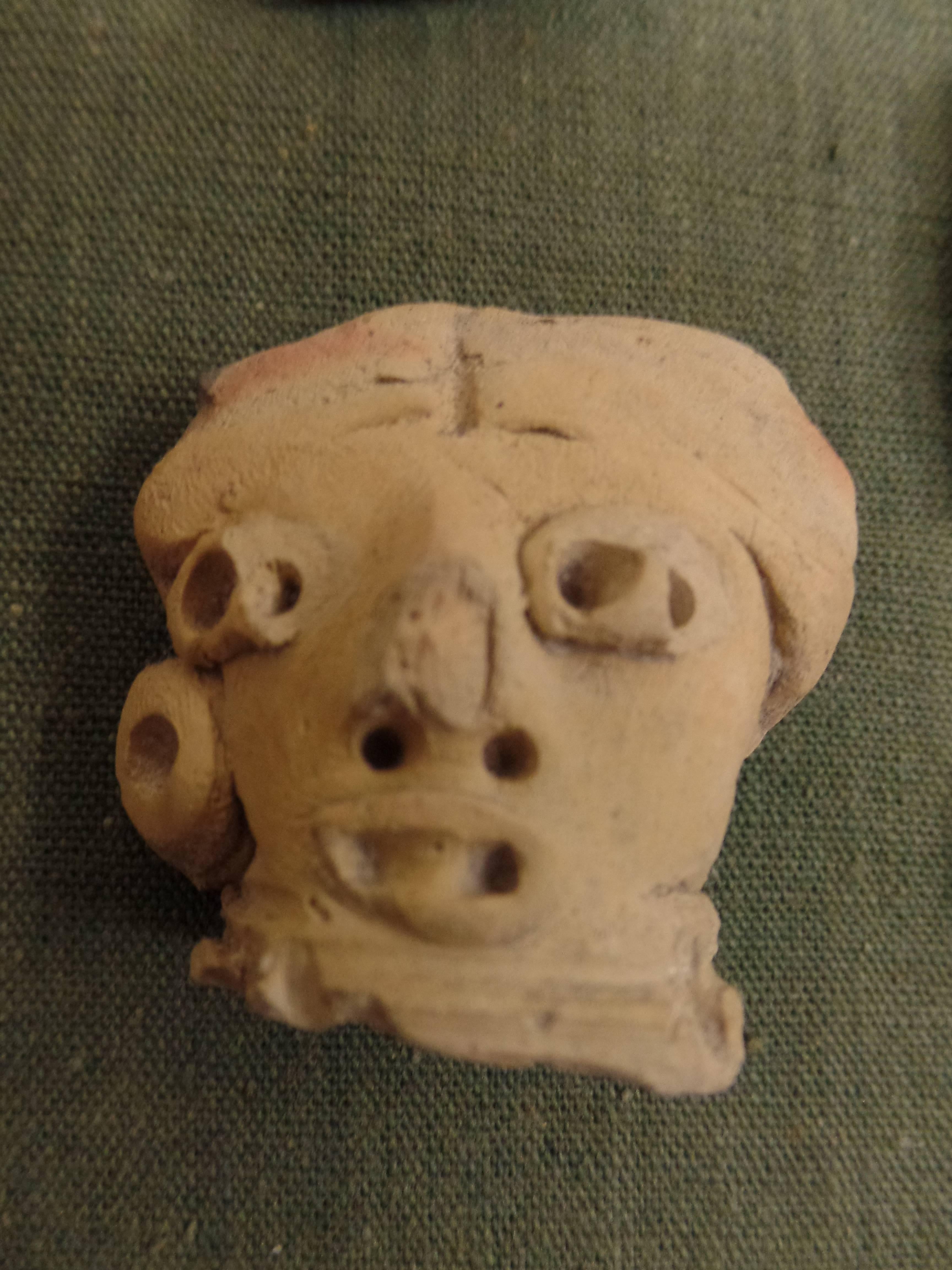Nordamericano Collezione incorniciata di sculture e teste di freccia del periodo preclassico mesoamericano in vendita