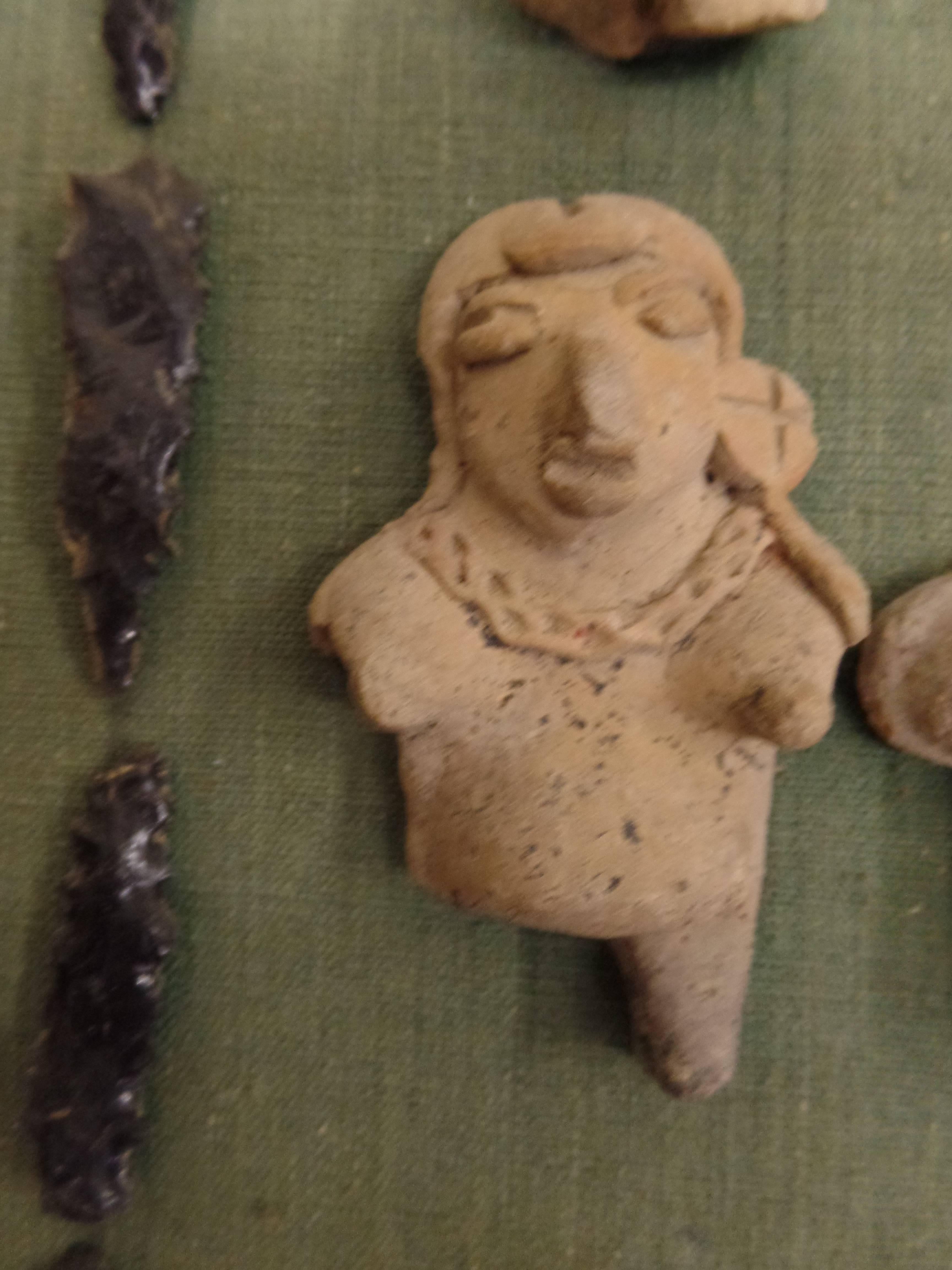Fino al XVIII secolo Collezione incorniciata di sculture e teste di freccia del periodo preclassico mesoamericano in vendita