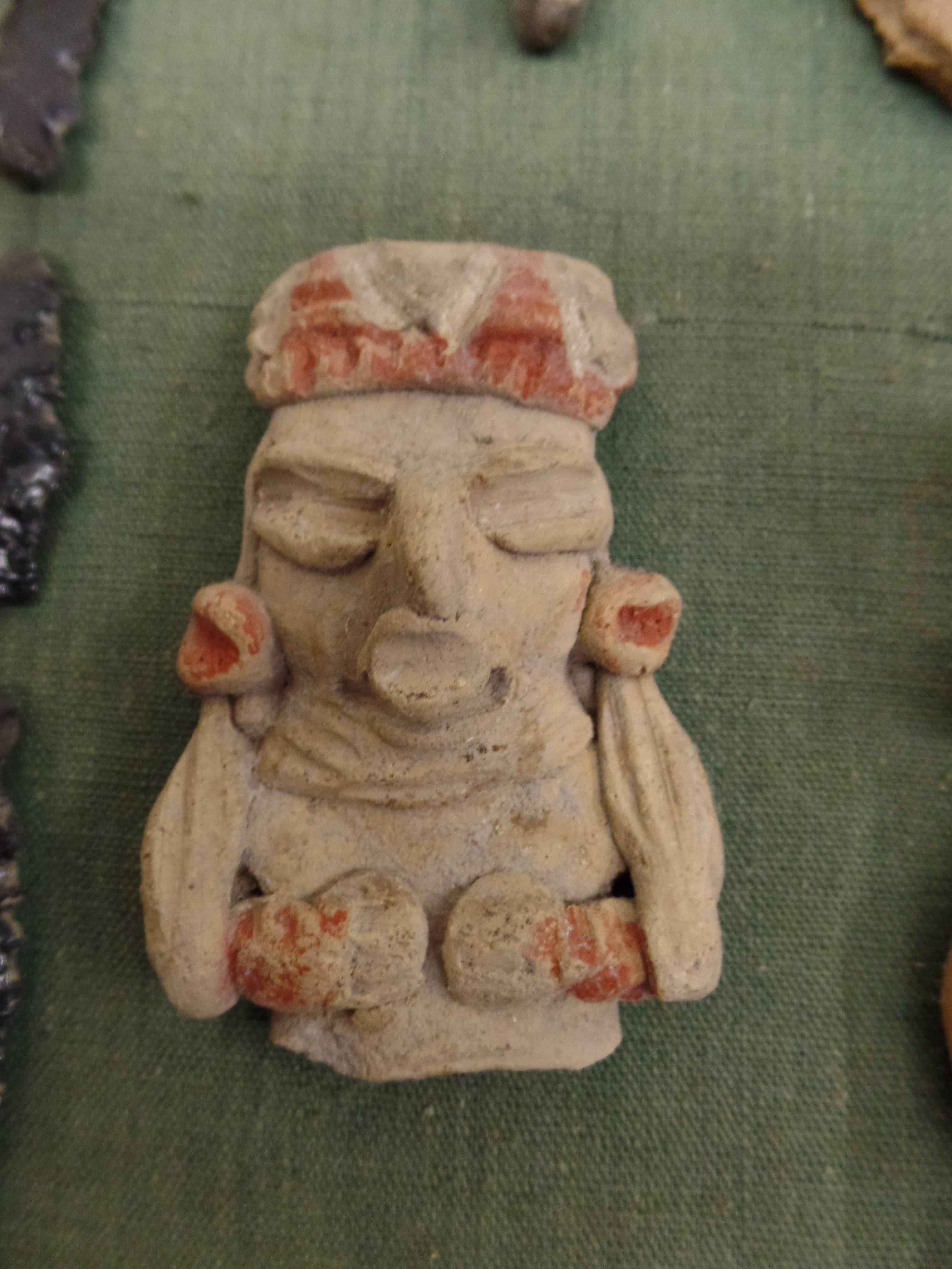 The Collective of Mesoamerican Pre-Classic Period Sculptures & Arrow Heads (collection encadrée de sculptures mésoaméricaines de la période préclassique et de têtes de flèches)   Bon état - En vente à New York, NY