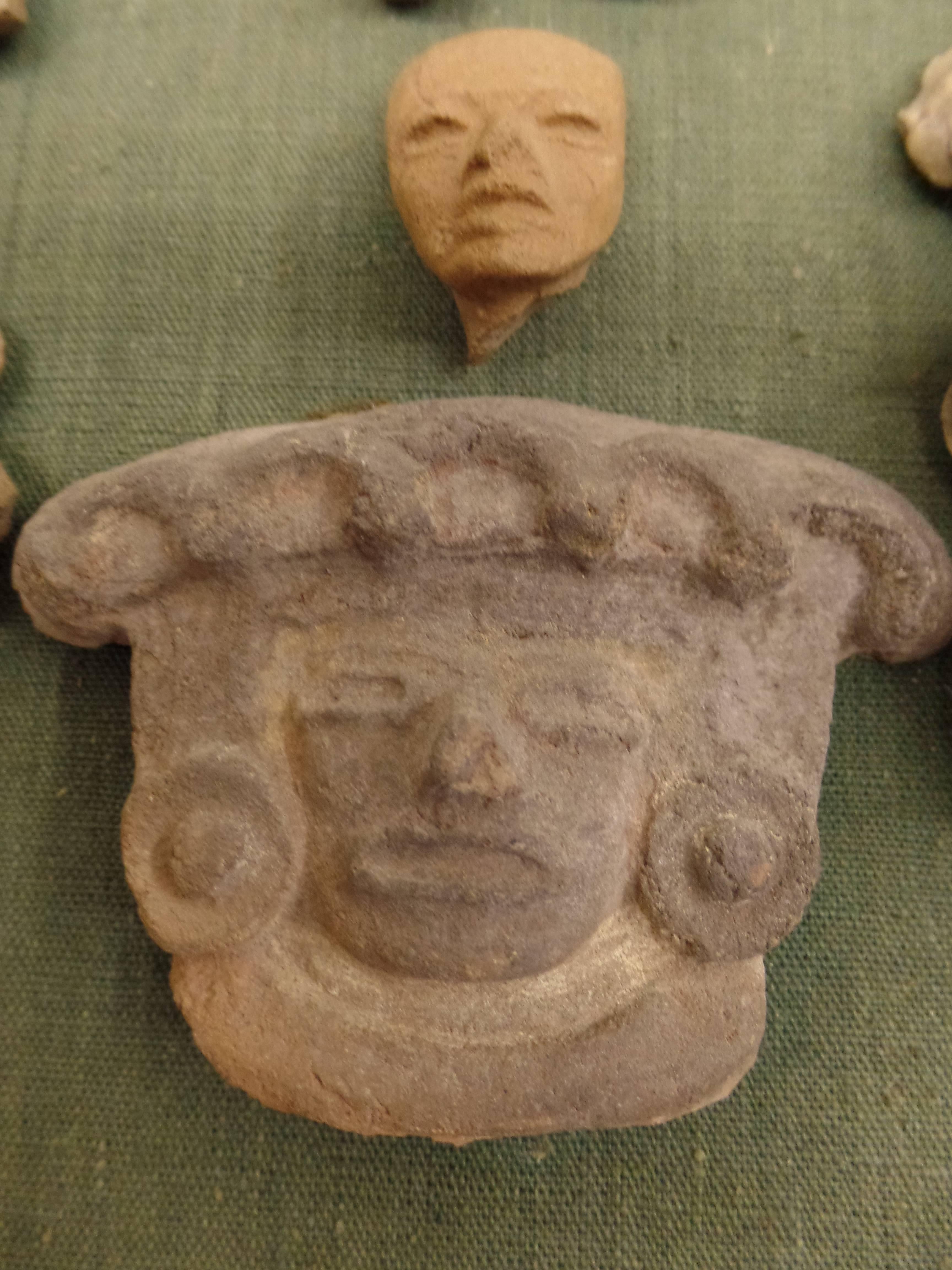 Fatto a mano Collezione incorniciata di sculture e teste di freccia del periodo preclassico mesoamericano in vendita
