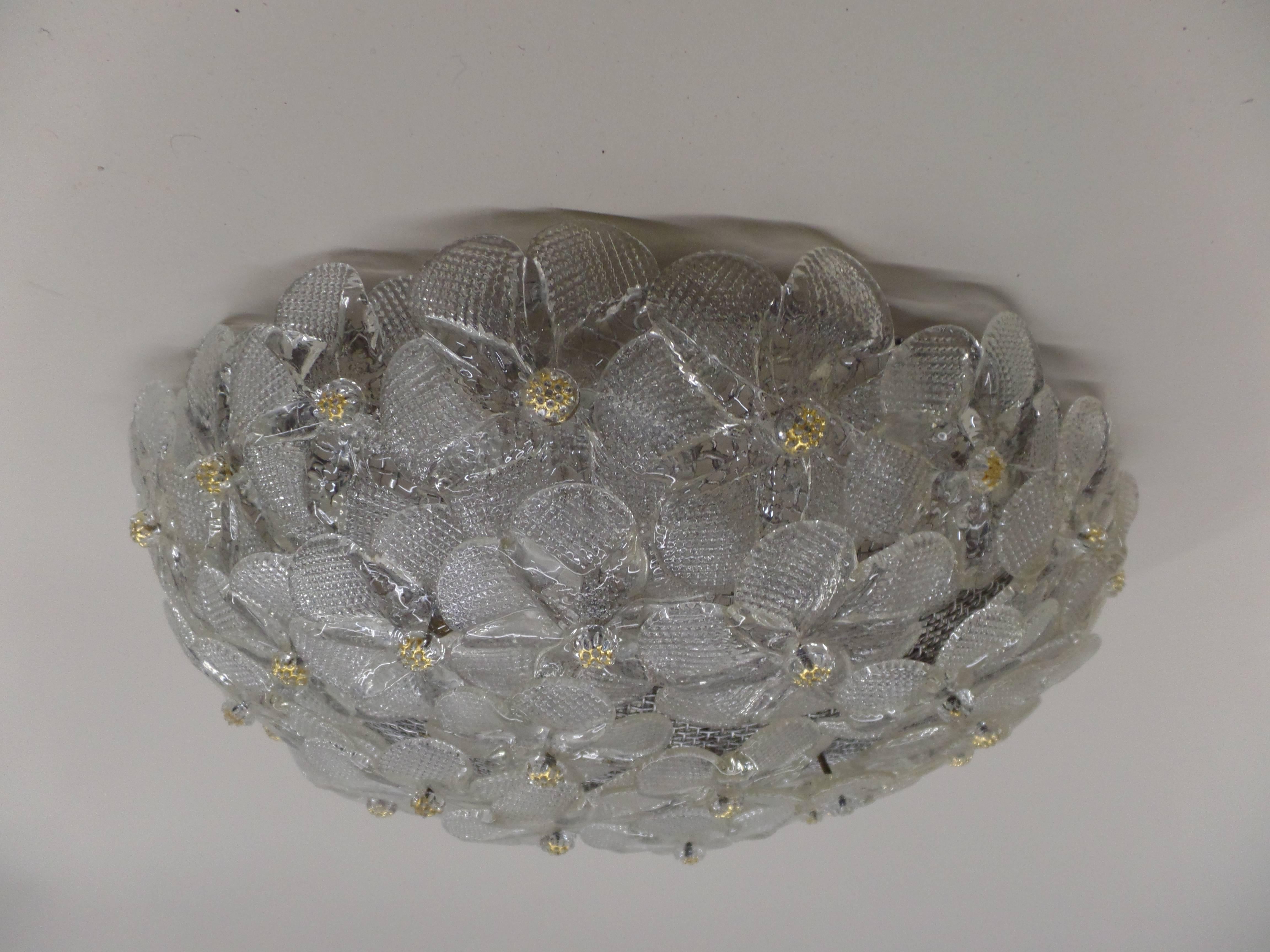 Mid-Century Modern Deux grands luminaires à montage encastrés en verre de Murano à motifs floraux de Seguso en vente