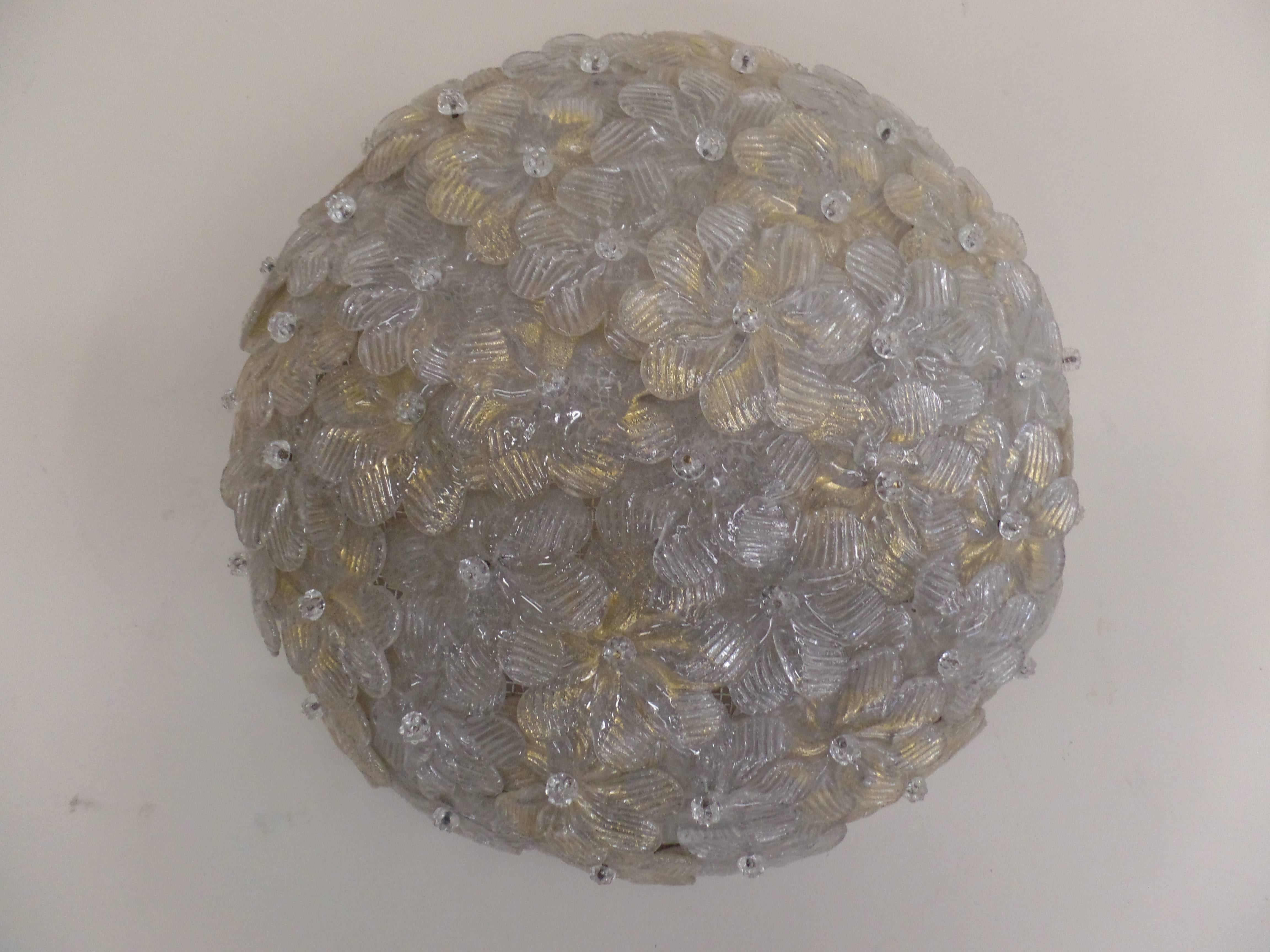 20ième siècle Deux grands luminaires à montage encastrés en verre de Murano à motifs floraux de Seguso en vente