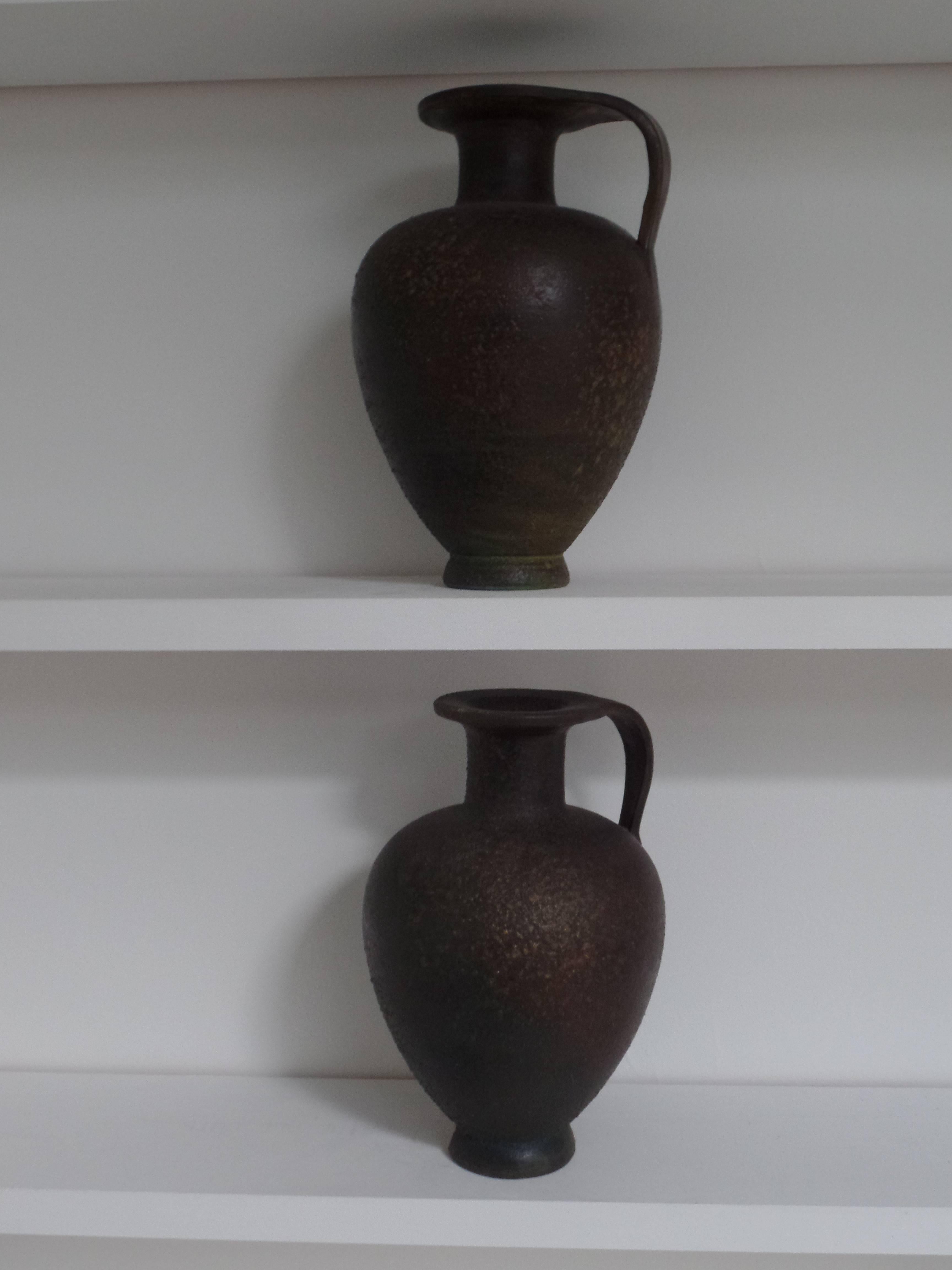 Pair of French Mid-Century Modern Neoclassical Vases Amphora in Bronze Patina For Sale 1