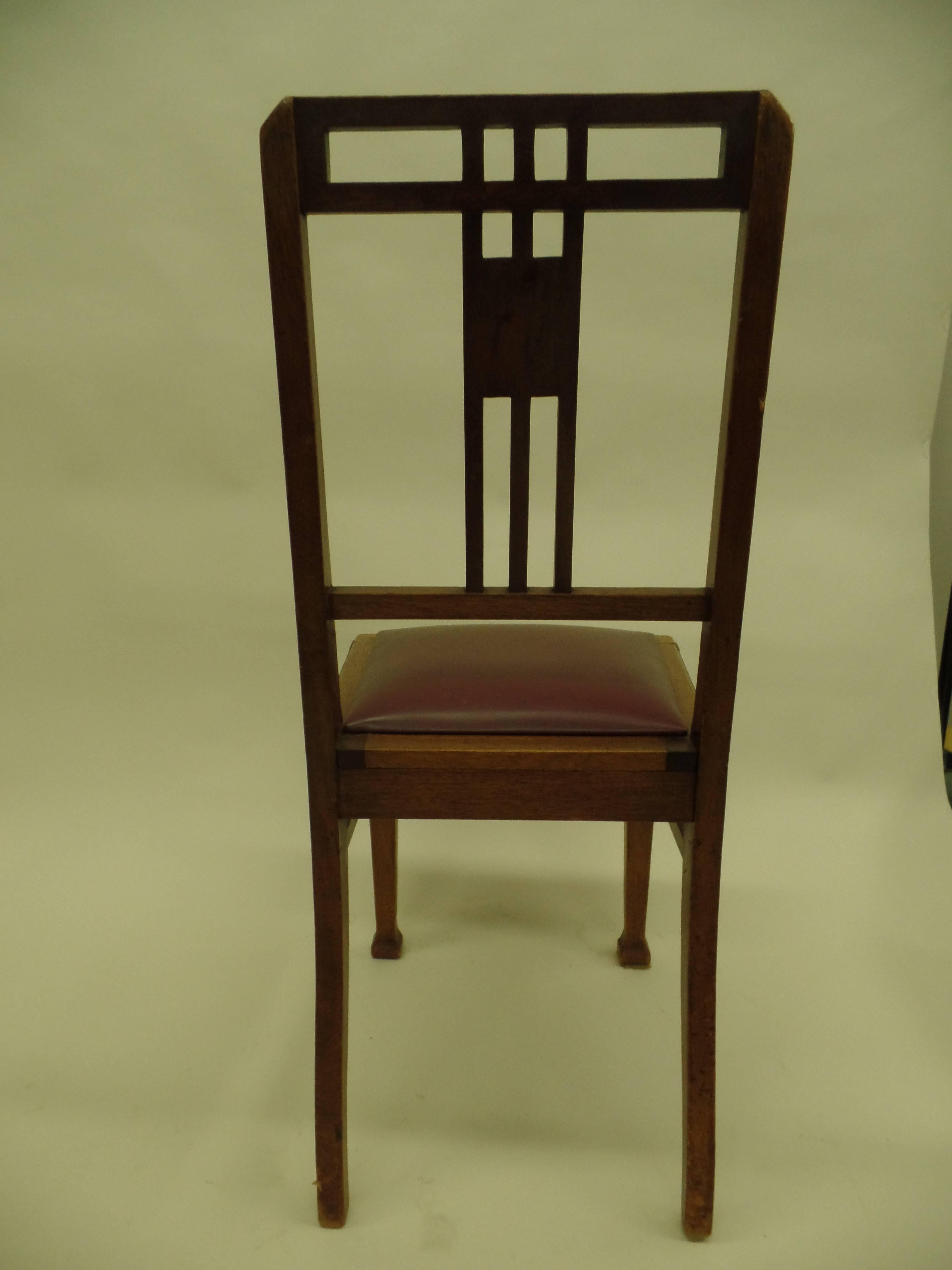 Four French Early Modernist Wood Dining Chairs with Inlaid Brass Grid Back In Good Condition For Sale In New York, NY