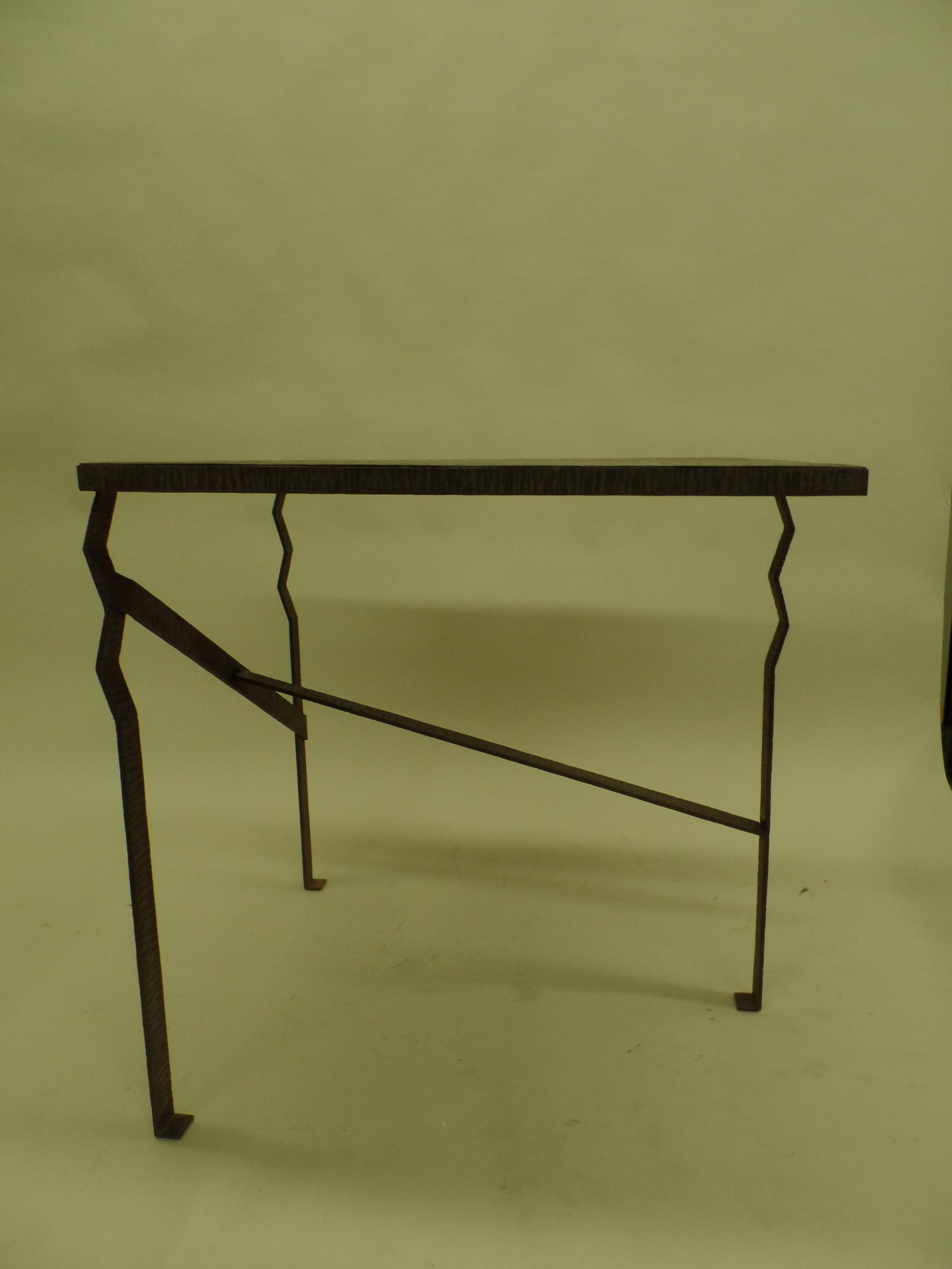 Konsole/Mitteltisch aus handgehämmertem Kupfer und Bronze im französischen Art déco-Stil, Paul Kiss (Gehämmert) im Angebot