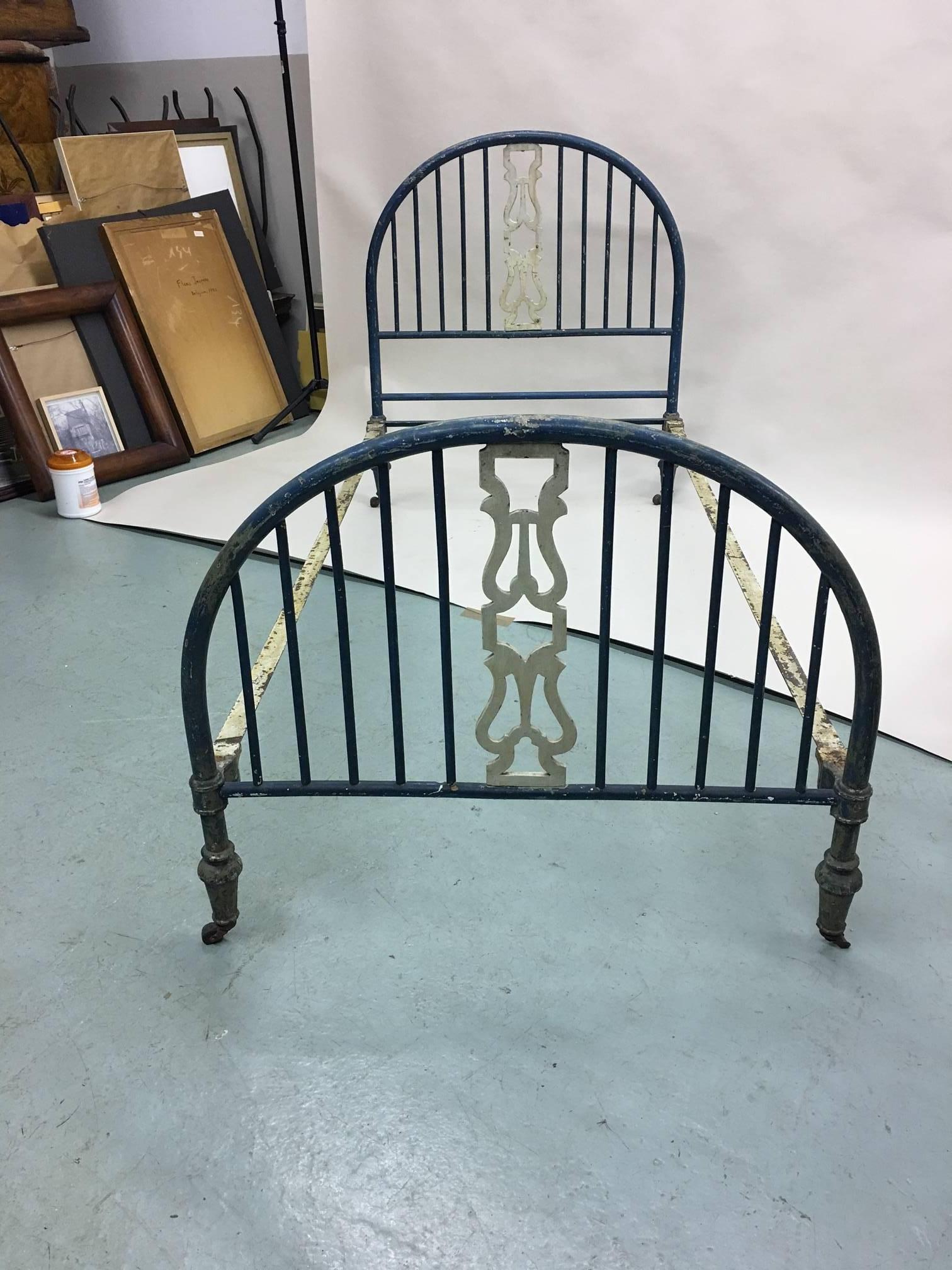 A French modern neoclassical iron bed with painted Frame, The central splat is in the form a lyre and reversed lyre and the four round tapering feet are in the Directoire style.

Naturally distressed with a wonderful patina. 

This will