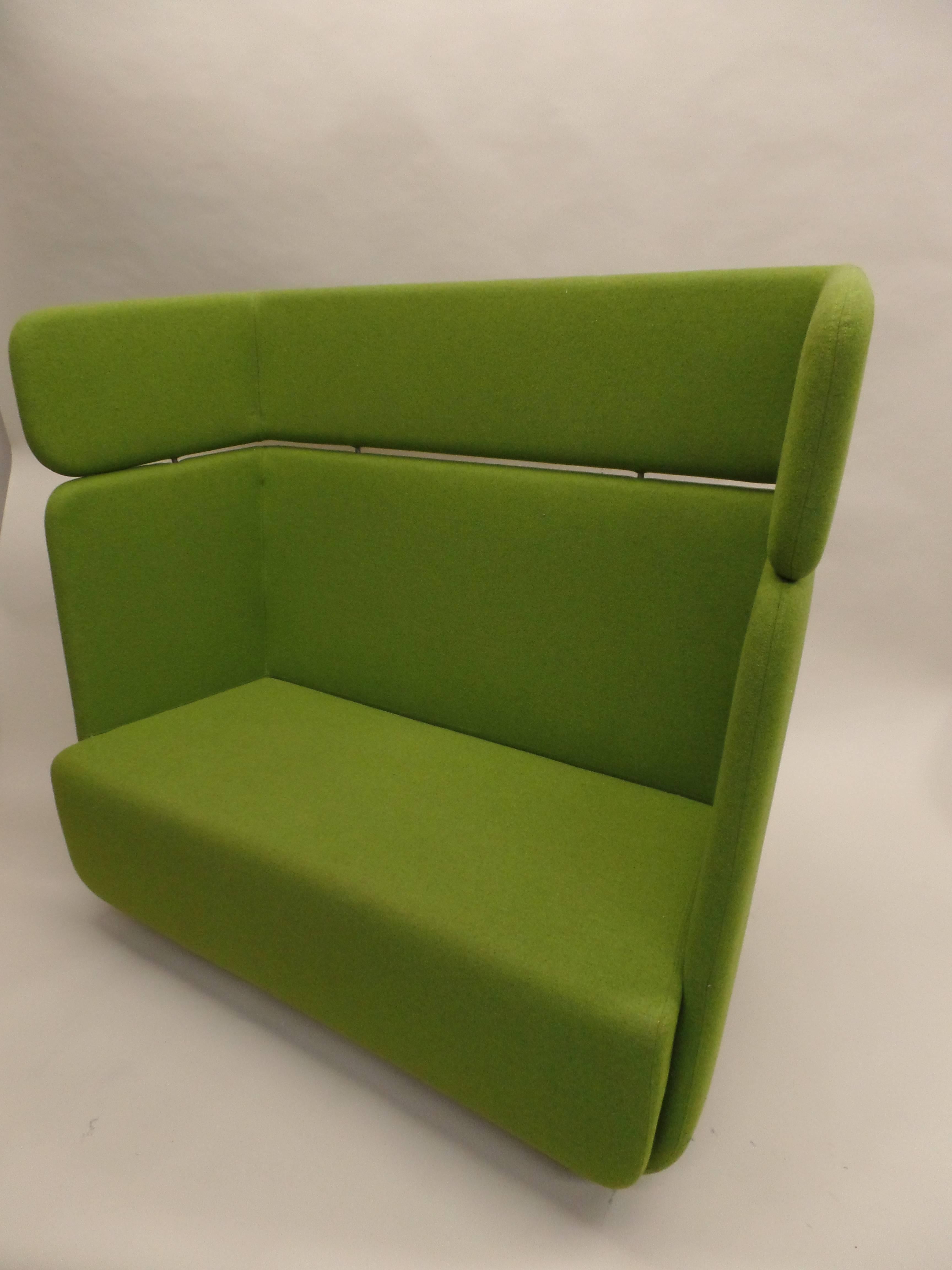 Moderne Canapé ou sofa scandinave moderne du milieu du siècle, à haut dossier en forme d'aile, vert mousse en vente