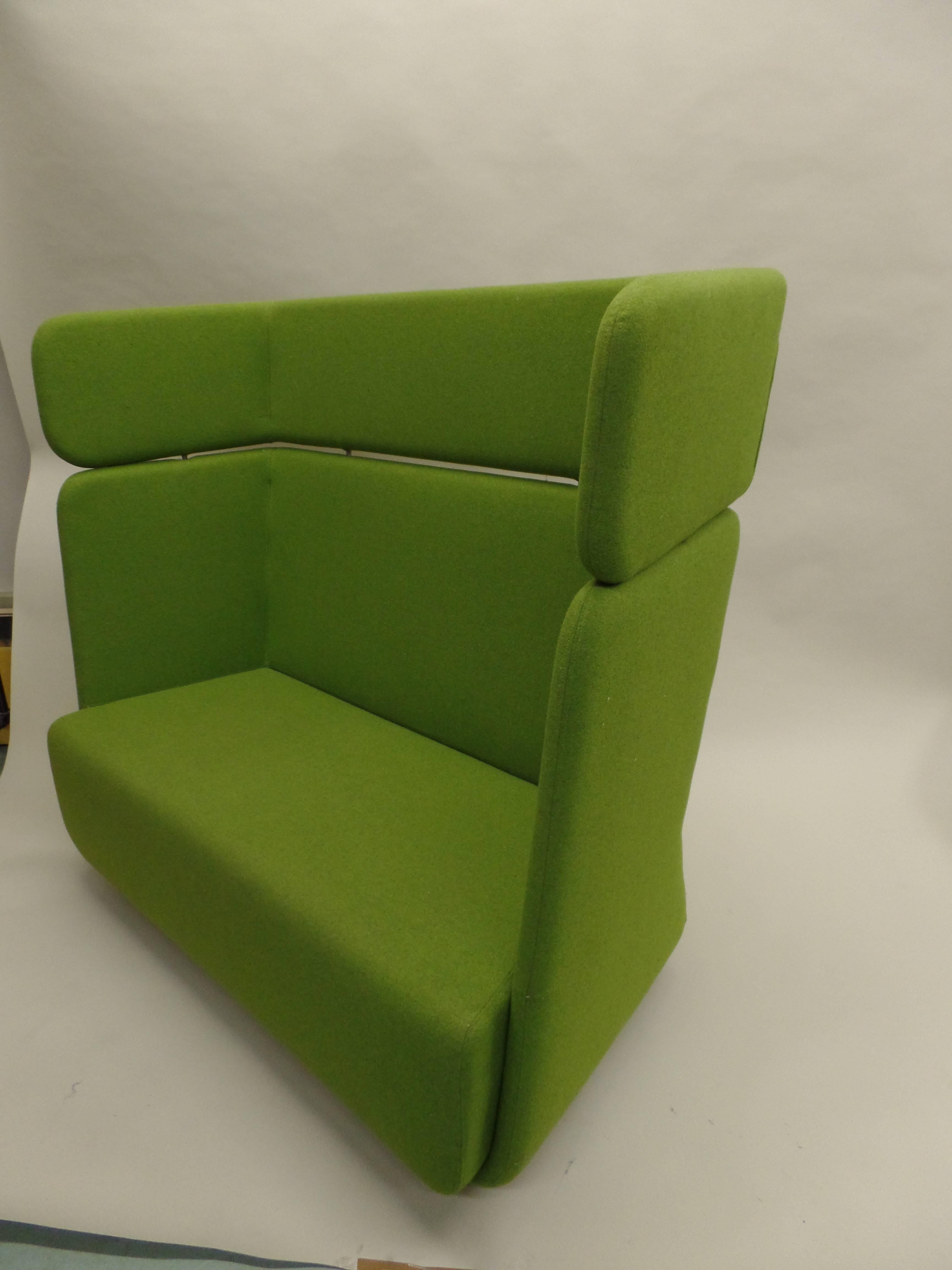 Skandinavisches Mossgrünes Sofa oder Sessel mit hoher Flügelrückenlehne, Mid-Century Modern im Zustand „Gut“ im Angebot in New York, NY